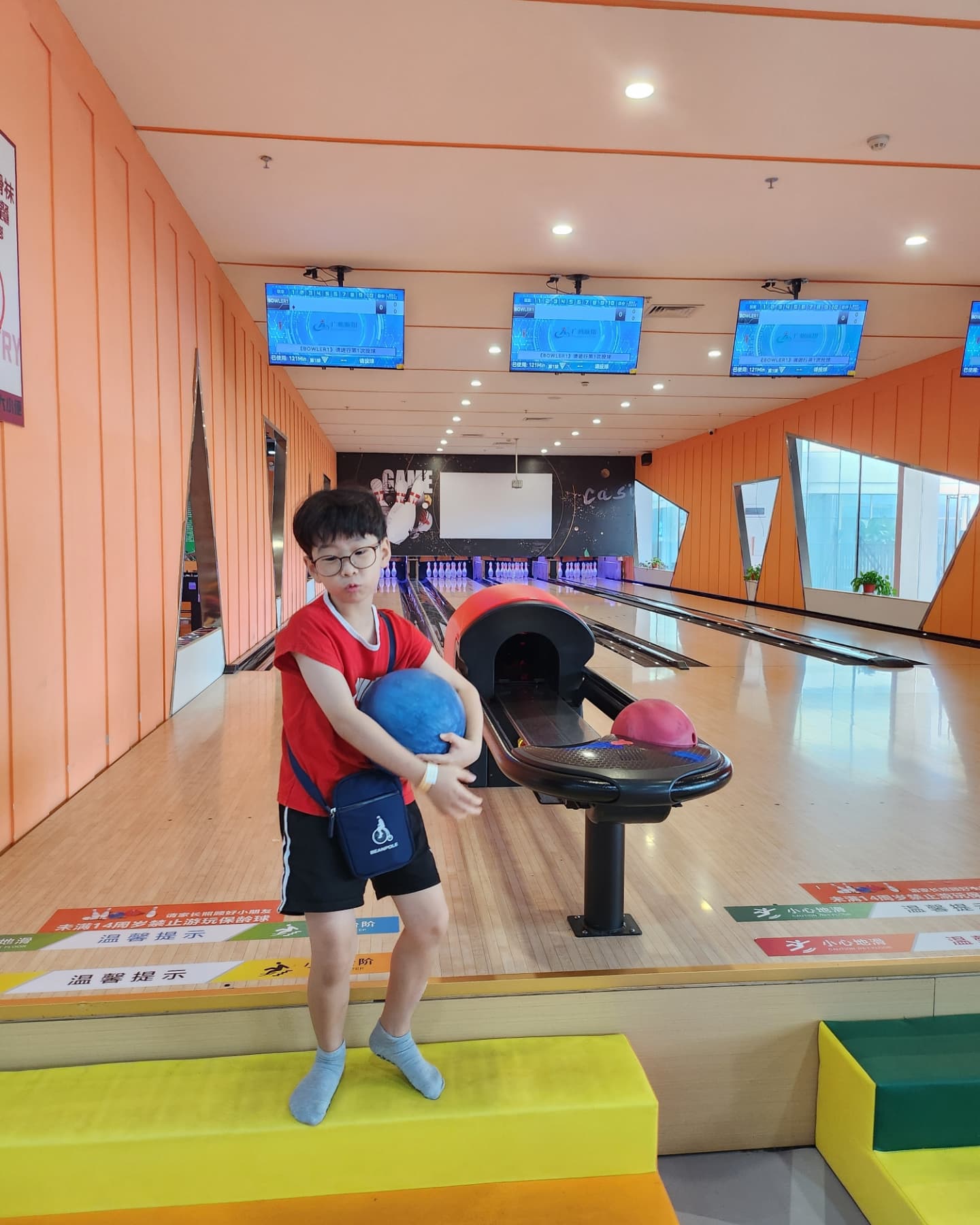 #하이난키즈카페
#싼야키카

오늘은 오후에 트램타고 또 걸어서 둘러봐야하니
엄마아빠 오전에 좀 쉬시라 해두고
아침부터 와니랑 불태웠다.

오락실은 뽑기밖에 없어서 그냥 구경하다 올랬더니
와니가 아쉬운것같아 1시간동안 둘이서 전세내고
뽕뽑고 온 키카 ❣️

조금 비싼편이었지만 직원들도 친절하시고
초딩에 맞게 게임할 것들도 많아서 좋았다.
오전부터 에어컨있는데도 옷은 이미 땀에 푹 젖었고.
난 한시간동안 5천보를 뛰어놀았더랬다.

#하루이만보걷는중
#하이난여행