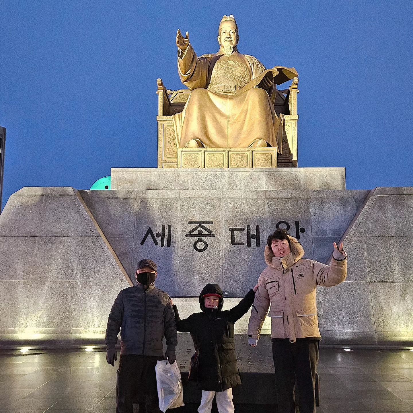😁

시골쥐의 서울나들이. 🐭🐭
작년 언젠가부터 이순신에 푹 빠졌는데... 언제쯤 헤어나올까.
디원파크 가방에 소중한거 꾹꾹 눌러담아
지하철 타고 인사동 갔다가 광화문까지 걸어가 구경하고
시청역에서 전철타고 다시 집으로 돌아오기~~~~~~

대중교통 안 좋아하는 스타일.
하지만 나름 괜찮았던 서울나들이 끝~

.
.
/

#비왔다#눈도온다#비오는날#날구지#가는날이장날#서울빛초롱축제#인사동#쌈지길#인사동쌈지길#똥빵#똥호떡#맛있던데#재밌네#언제또가지#캐리커쳐#오만오천원#비싸지만#추억#예비초등#화이팅#육아인플루언서#키즈인플루언서#오늘도놀러가는엄마