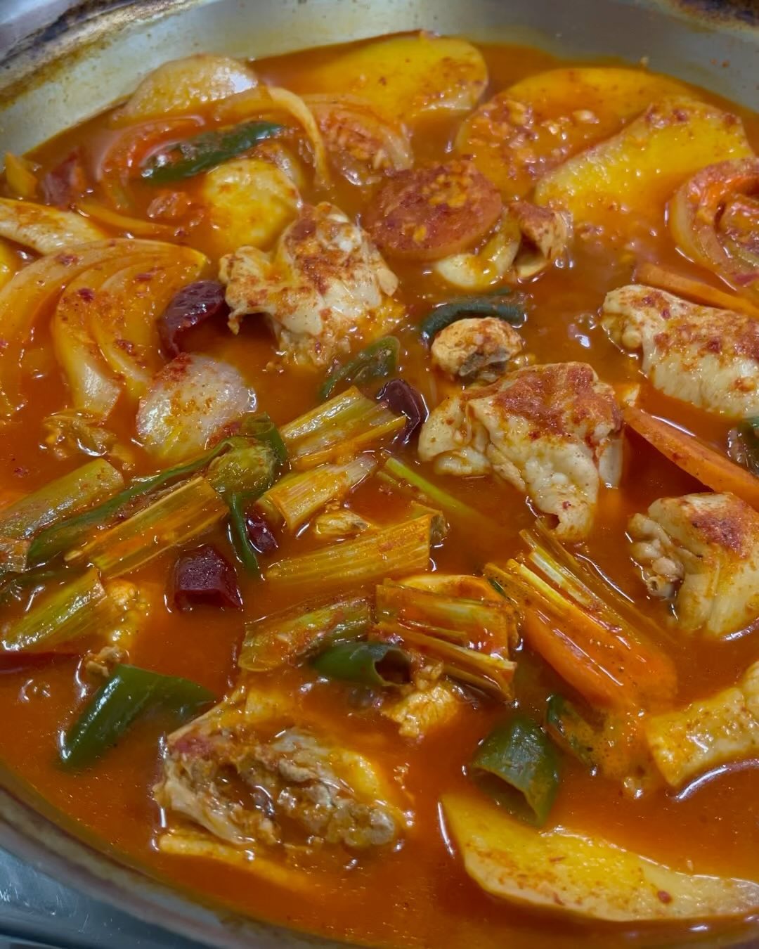 닭볶음탕 ? 닭도리탕 ? 
너어무 맛있겠다 또먹고 싶네 ॱଳ͘

#오늘뭐먹지 #닭볶음탕맛집 #사리필수