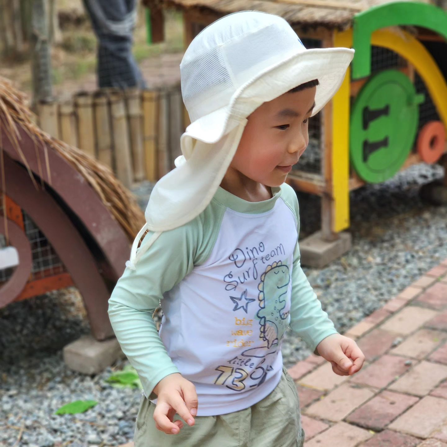 .
속옷도 양말도 신발도 심지어 수영복도 🦕🦖
웃는 모습이 예쁜 공룡 러버 래핑차일드크루 도전!!

취향이 확고해서 공룡옷만 입겠다는데
공룡옷이 있는 브랜드도 잘 없고 있어도 세상 화려하고
엄마취향 아니라 돈 주고 사고 싶지 않아 속상했는데요,

래핑차일드 이번 시즌 공룡옷들은 엄마 취향 저격🩷
화사하면서 촌스럽지 않고 예뻐서 아이도 엄마도 만족할듯요~

laughing.child
#래핑투게더 #래핑크루 #래핑차일드크루모집
#보홀여행 #아이와보홀 #물개아들 #공룡러버