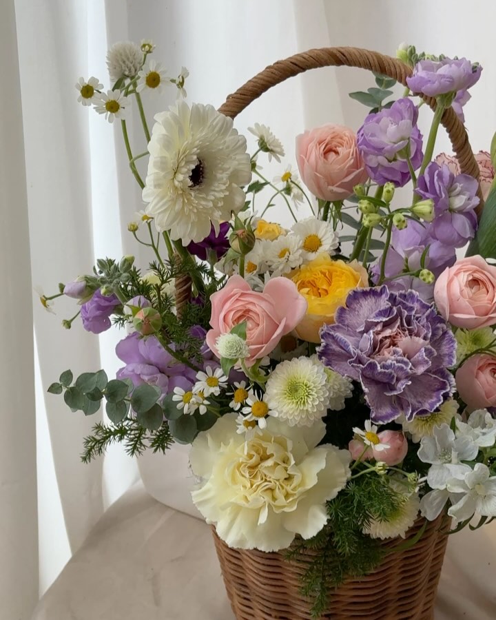 세상에 단 하나뿐인 내가 만든 꽃바구니💐
(거의 외숙모 솜씨지만…)
플라워 원데이 클라스 해주신 외숙모 덕분에 완전 힐링..✨❤️
#영동꽃집 #영동꽃화원 #영동원데이클래스