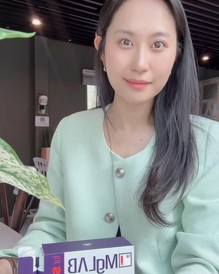 오늘하루는 어떠셨나요??🥰 #제품제공 
요즘 저는 하루를 더욱 건강하고 활기차고 알차게 보내고있어요~
 
정신없이 하루를 초단위로 나눠 사용중이지만, 스트레스 관리를 위해 
짬내어 ‘동화제약 마그랩 포 스트레스‘ 도 챙겨먹는중이예요🤍

흡수가 더욱 쉽게 액상으로 되어있구요,
상콤한 허니자몽맛이라 낮시간 졸음까지 물리쳐줘요😆

!!마그네슘은 신체에서 4번째로 많은 양을 차지하는 물질로
건강한 신체를 유지하는데 중요한 요소예요~
근육의 긴장을 이완시키고 , 에너지 생성과정에 중요한 역활을 해줘요.

✔️지금 올리브영에서도 만나볼수 있답니다✔️

#올리브영#올리브영추천템 #마그네슘 #홈케어
#일하는여자 #취미부자 #이너뷰티 #스트레스관리