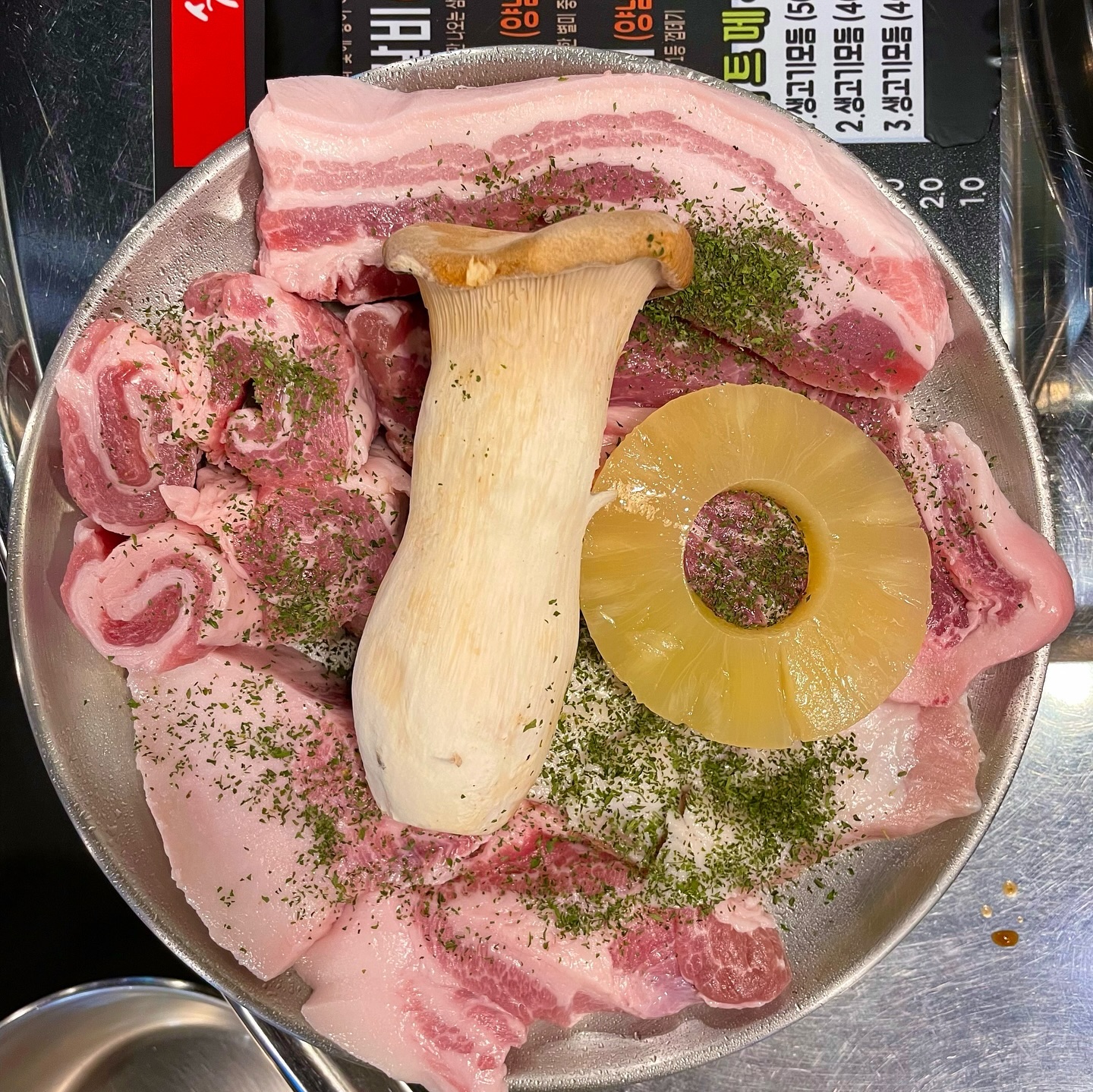 ✔️ 식껍 도봉점
😋 세트 1번 (생고기모듬 + 생목살 + 부산밀면)
🧐 고소한 국내산 숙성돼지 특수부위를 비장탄 커피나무 숯불로 구워
맛있는 고기를 맛볼 수 있는 곳

sikggup_dobong
서울 도봉구 도당로29길 65 1층

#jmt #존맛 #동네맛집 #맛스타그램 #맛집소개 #맛집스타그램 #맛집추천 #맛집탐방 #맛스타 #먹스타 #맛집 #먹방 #맛집투어 #먹방스타그램 #먹스타그램 #오늘의맛집 #맛집공유 #추천맛집 #찐맛집 #전국맛집 #맛집여행 #맛집그램 #맛집코스 #먹스타맞팔 #핫플레이스 #핫플 #서울여행 #서울여행지추천 #서울데이트코스 #협찬