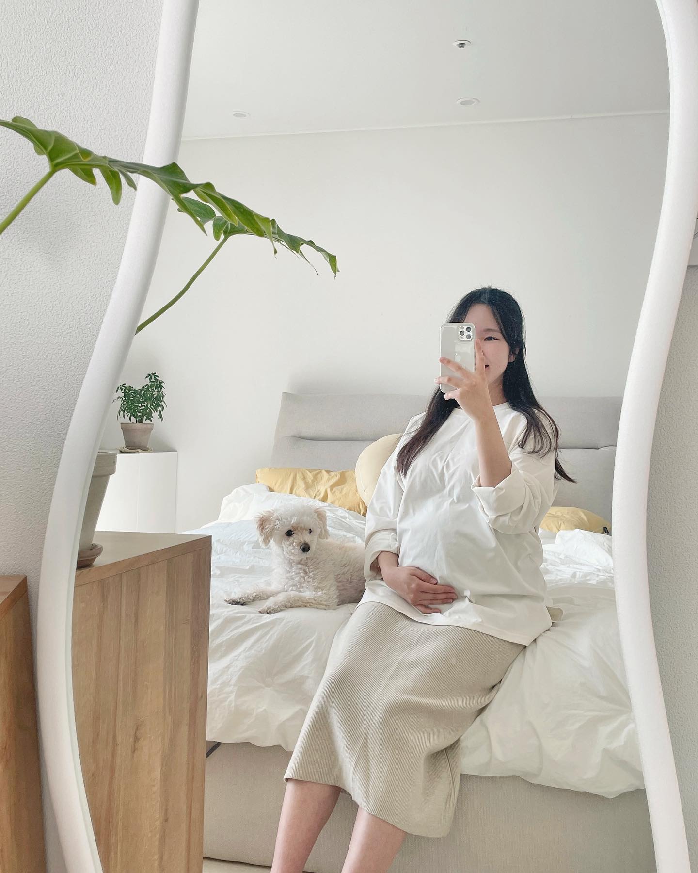 한 주 한 주 지날수록 훅훅 커지는듯한 내 배
이제 밥을 많이 먹으면 숨이 차고, 
태동도 하루가 다르게 디테일해지네요!
어젠 자려고 누웠는데 알콩이 손인지 발인지
동그란 무언가가 배 안쪽을 쓰윽 훑더라구요?!
처음 느껴보는 태동이었는데 너무 신기했어요🥰

얼른 아기를 만났으면 싶다가도 
시간이 조금은 더 천천히 갔으면 싶기도 하고
매 순간 마음이 바뀌는데 다들 이렇겠죠??😝

#임산부일상 #30주임산부 #8개월임산부 
#30w2d #주수사진 #주수기록