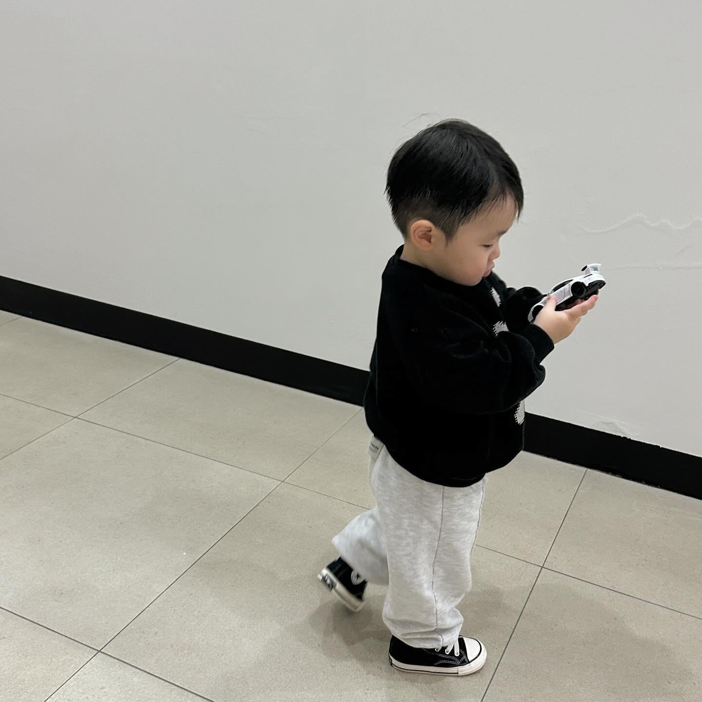 국민템 이라는 컨버스 올껌 착용 완 😇

너무너무 귀여웡 ㅜㅜ 애기들 껀 신발이 젤 귀여운거 맞지요오 -

조금씩 발도 커지는 아기 아이니요 !

#아들 #아들룩 #아기옷 #아기옷코디