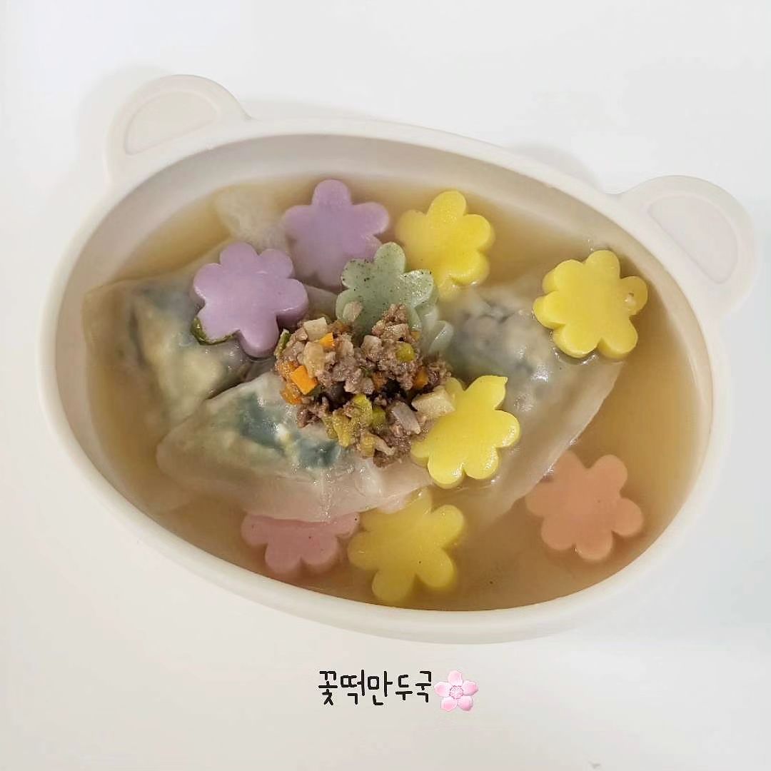 마지막피드로부터 벌써 2주...🙈
정말 2월 들어서자마자 넘나 정신이 없었어요:)

일도 일이고,공부도 공부지만
요즘은 육아가 제일로 어렵고 힘들어서 지쳤었어요
물론 지금도 지침 ing😏

여튼 다들 명절 잘 보내셨나요?🩷🧡
저는 양가 모두 지방이라 오가는길 고속도로에서
오랜 시간을 아들과 함께 보내느라 더더욱 지친거는 안비밀이고여ㅋㅋ
아드님을 위해 야심차게 카시트 트레이도 샀는데 싫으시다고 하여
설치도 못했다는 슬픈 이야기🤧🤧

요즘 윤우는 정말 잘 안먹어서(보기와 다르게)
잘먹은 사진만 올려봅니당ㅋㅋㅋㅋㅋㅋㅋ

🌸꽃떡만두국
- 요즘 윤우는 꽃을 너무 좋아해서^^
인스타에서 여기저기 공구하길래 꽃떡국떡을 조금 사서
떡국을 끓여줬는데 꽃! 꼬옻!하면서 꽃떡 다먹었어요^^

🦀홍게살
-크레미 아니고! 시골 현지에서 보내준 가정용 홍게인데 
크기는 작았지만 살은 실하길래 살만 발라 윤우 반찬으로
줬는데 와 우래기 잘먹네예... 역시 애들 입맛은 정직해여ㅋㅋ
너무 맛있디...(이날 밥이 없어서 냉동밥 데워줬는데,
다먹고 더달라해서 식은밥으로 리필도 했다지요^^)

이러니 아주 편식 오지게 하는데도
(입맛에 안맞거나 좋아하는 반찬 없으면 아예 안먹어서
어린이집에서 1월 한달 거의 내내 점심 안먹음^^)
사람들은 통통한 윤우를 보고 잘먹는 줄 오해함 #억울

#유아식기록_윤우
#23개월아기
#아기식판식
#아기식단
#호랑이띠아가
#유아식기록