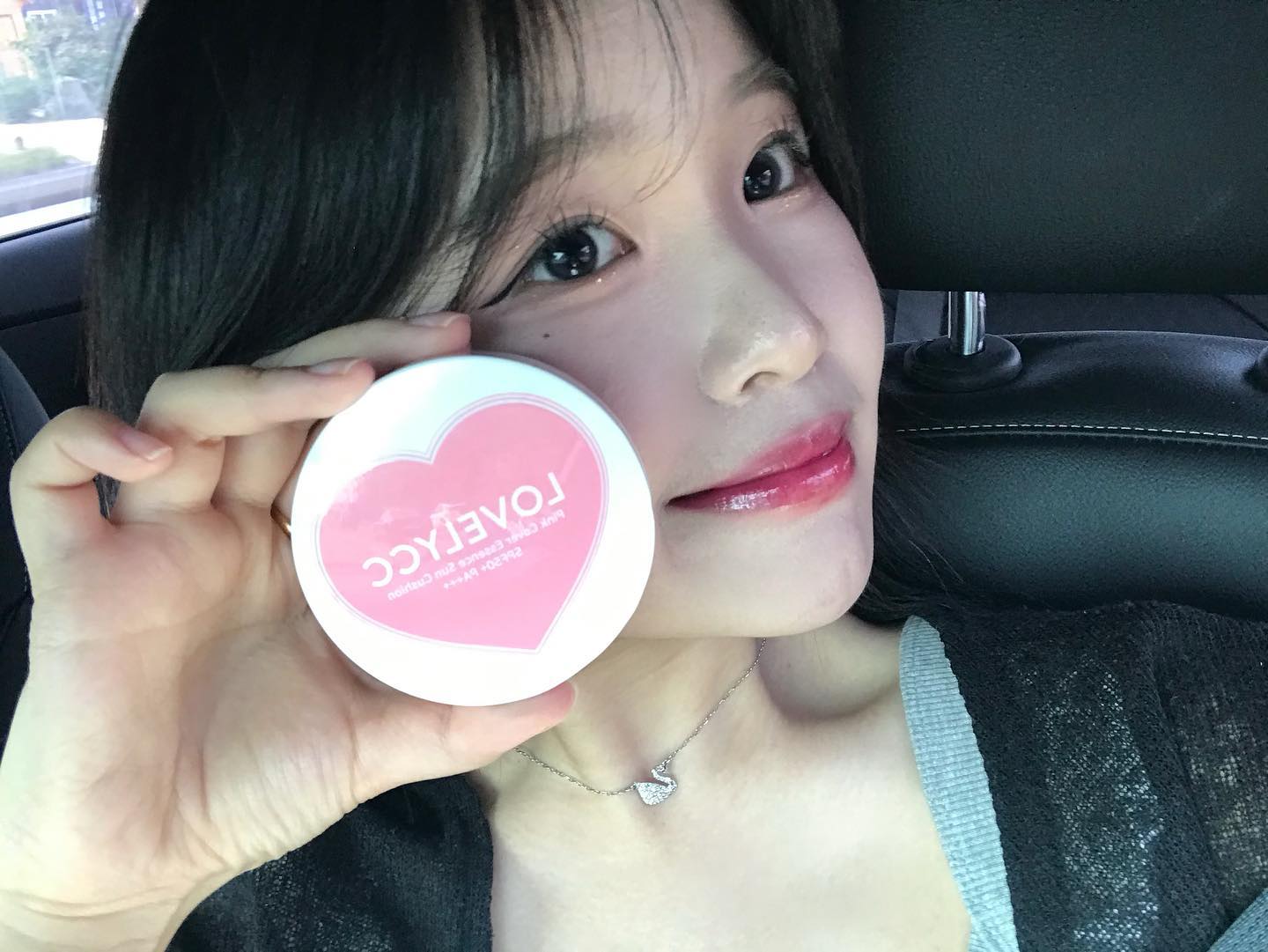 #협찬 lovelycc_official 💞

왕 .. 이 선쿠션 미쳤다 😵‍💫😵‍💫✨
요즘 같은 날씨에 선크림은 필수인 거 다들 아시조 ?!
저는 세로모공 피부가 넘 스트레스여서 프라이머도 많이 써보고 모공쿠션도 많이 써봤는데 정착을 못했거둔요 ? 근데 이 썬쿠션 바르고 평소에 바르던 피부쿠션 , 파데바르면 1도 안뜨더라구요 •• !! (광명) 
썬쿠션에 사실 기대 1도 안했는데 커버력에 투명함까지 이거 완전 필수템입니다 😍👍🏻 왕츄천 ! 지속력은 말해모해 🫧💕..

#러블리씨씨 #LovelyCC #러블리씨씨선쿠션 #순한쿠션 #촉촉한선쿠션 #핑크선쿠션