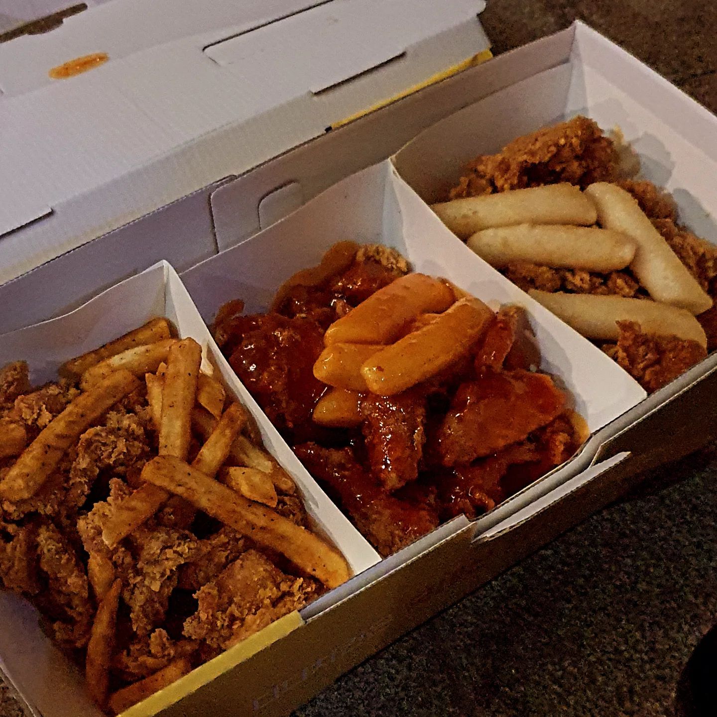 연세대생의 소울푸드 DD치킨🐔
오티 피피티에도 나올만큼 인기짱이에여 
오늘 처음으로 먹어봣는데 쥰맛🤤 
양념치킨에 들어있는 떡튀김은...말 안 해도 아시져
치맥 먹을땐 DD치킨ㄱㄱ