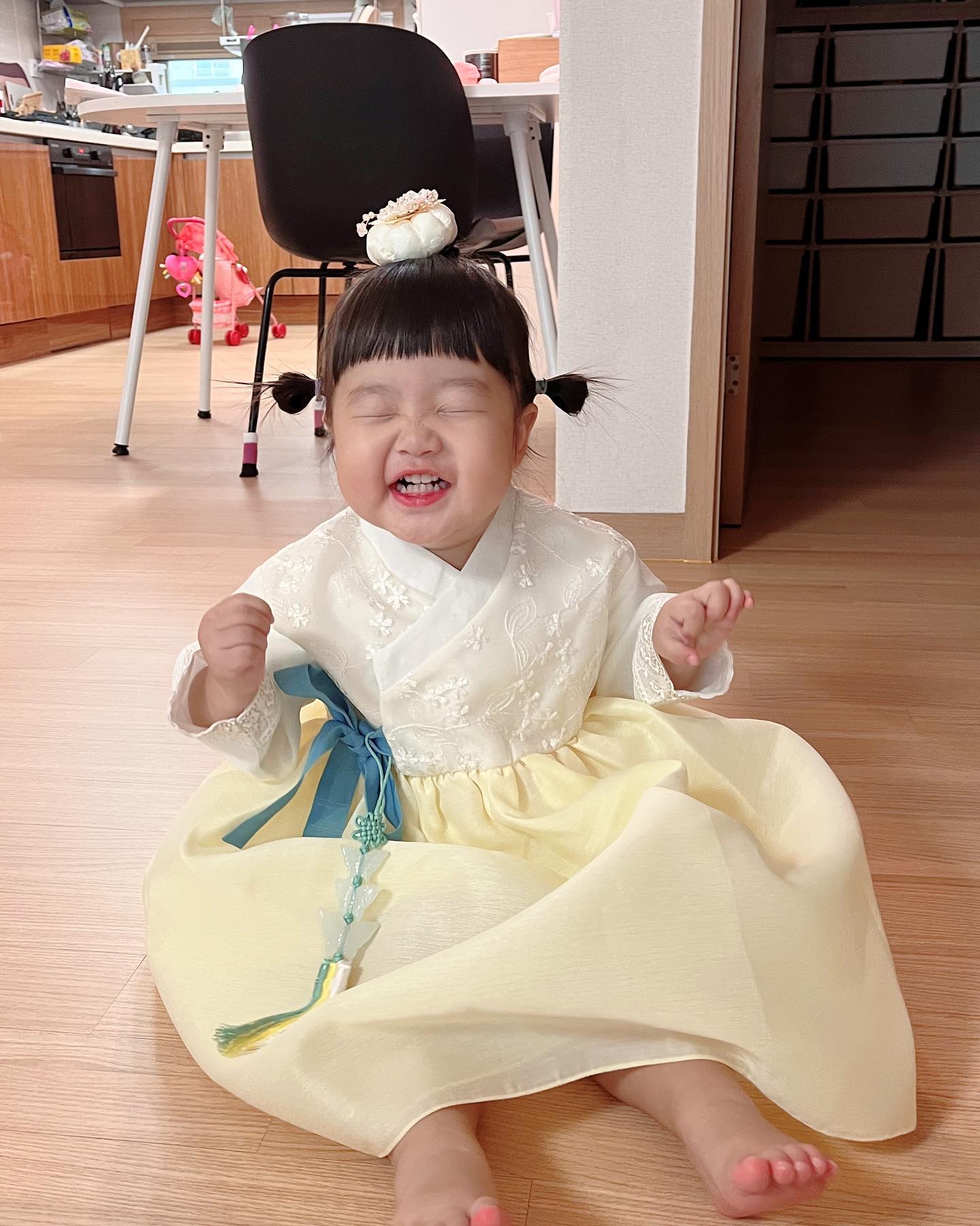 D+551 한복입고 #오등완 

한가위를 맞아 하윤이네에게
그동안 보내주신 사랑에 감사인사 드립니다❣️

올 추석에도 사랑하는 가족들과 함께 행복한 시간 보내시고
귀성길 안전하게 다녀오세요

✔️ 자나깨나 안전운전
✔️ 휴게소는 역시 맥반석 오징어와 호두과자