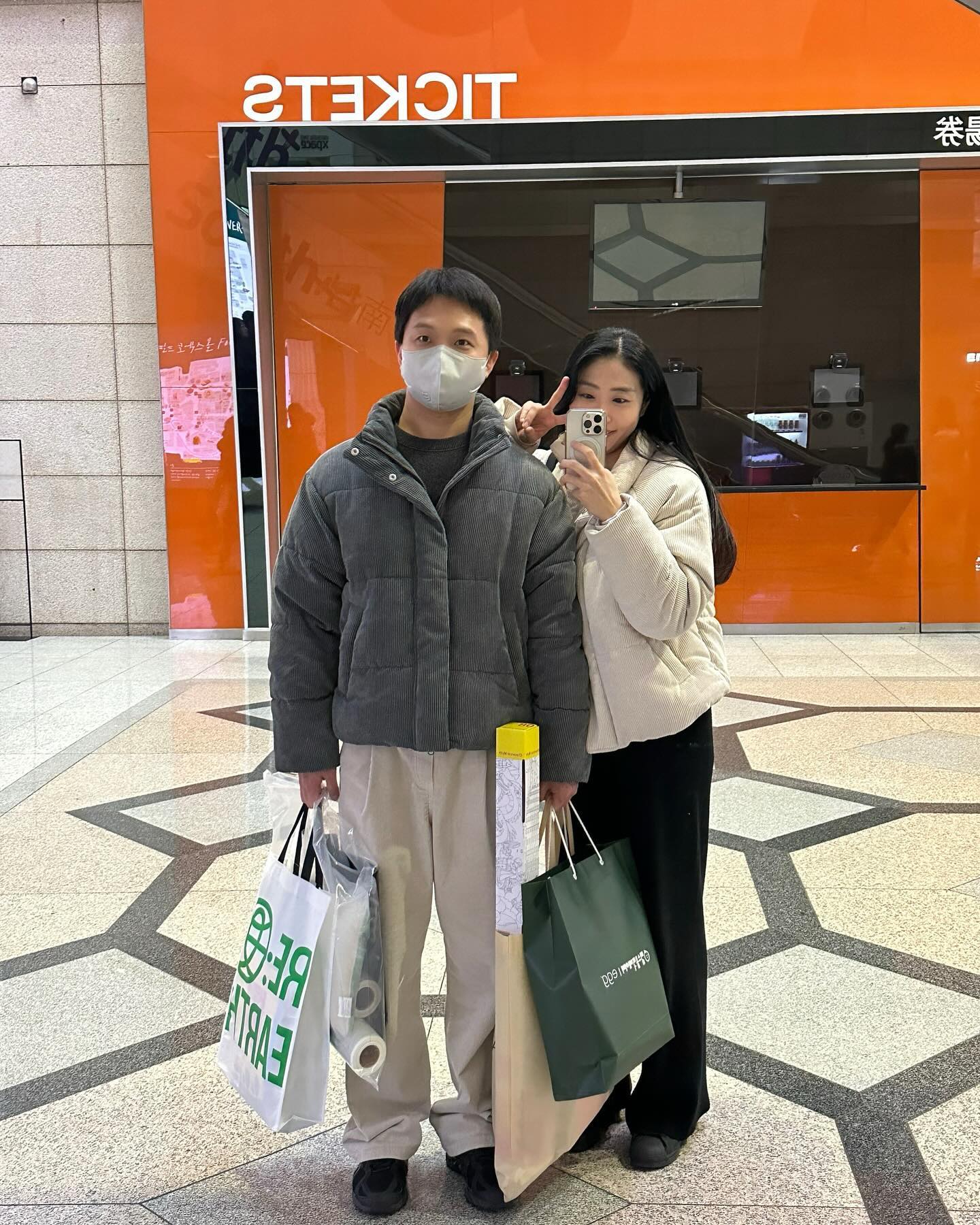 주말에 다녀온 베이비페어 👼🏻💙
가기 전 날 부랴부랴 유튭으로 베페꿀팁 찾아보니 사고픈거 구매리스트 짜고, 인터넷최저가를 알아가라는데,,, 죄다 처음 들어보는 브랜드에 비교는 커녕 뭘 사야될지도 모르는 우리는, 걍 선착순 입장선물을 목적으로 아침일찍 놀러 🏃🏻🏃🏻‍♀️ 왜이로케 다들 부지런해? 깜짝놀람 👀 그래도 148번째로 성공 + 어디 갈때마다 이벤트에 설명만 들으면 선물줘서 뭐 산 것도 없는데 사은품으로만 두 손 가득 🛍️ 오빠회사가 코엑스 바로 옆이라 주차도 해결되고, 뭐 아주 득템한 기분이라 뿌듯하고 너모 재밌었다 ㅋㅋㅋㅋㅋ
임신 출산 육아의 세계는 참 복잡하구나,,,, ! 중심을 잘 잡아야할텐데,,, 지갑을 지킬 자신이 없다 ㅋㅋㅋㅋㅋ 육아선배님들 언제 뭘 사야되는지, 머가 꿀템이고 필템인지 알려주세요 🥲

#별맹부부 #베이비페어 #17주차 #임산부 #신세계
#코엑스 #맘스홀릭 #베페 #오빠랑 #데이트 #주말 💙