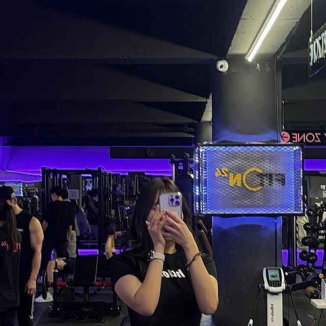  임채은 on Instagram: "#협찬 

✔️피치 스키 원단으로 기분 좋은 부드러움
  얇고 가벼운 소재로 운동할 때 입기에 좋고~

✔️허리 말림을 방지하는 시크릿 밴딩과 
  편안하게 허리를 감싸주는 하이웨이스트로 굿굿! 

#광고 #5부레깅스#5부레깅스코디#5부레깅스추천#요가레깅스#여자코디#여자패션#반바지레깅스#쇼츠레깅스#숏츠레깅스#레깅스코디#오오티디#OOTD#요가복#필라테스복#바이커팬츠 #마른파이브"