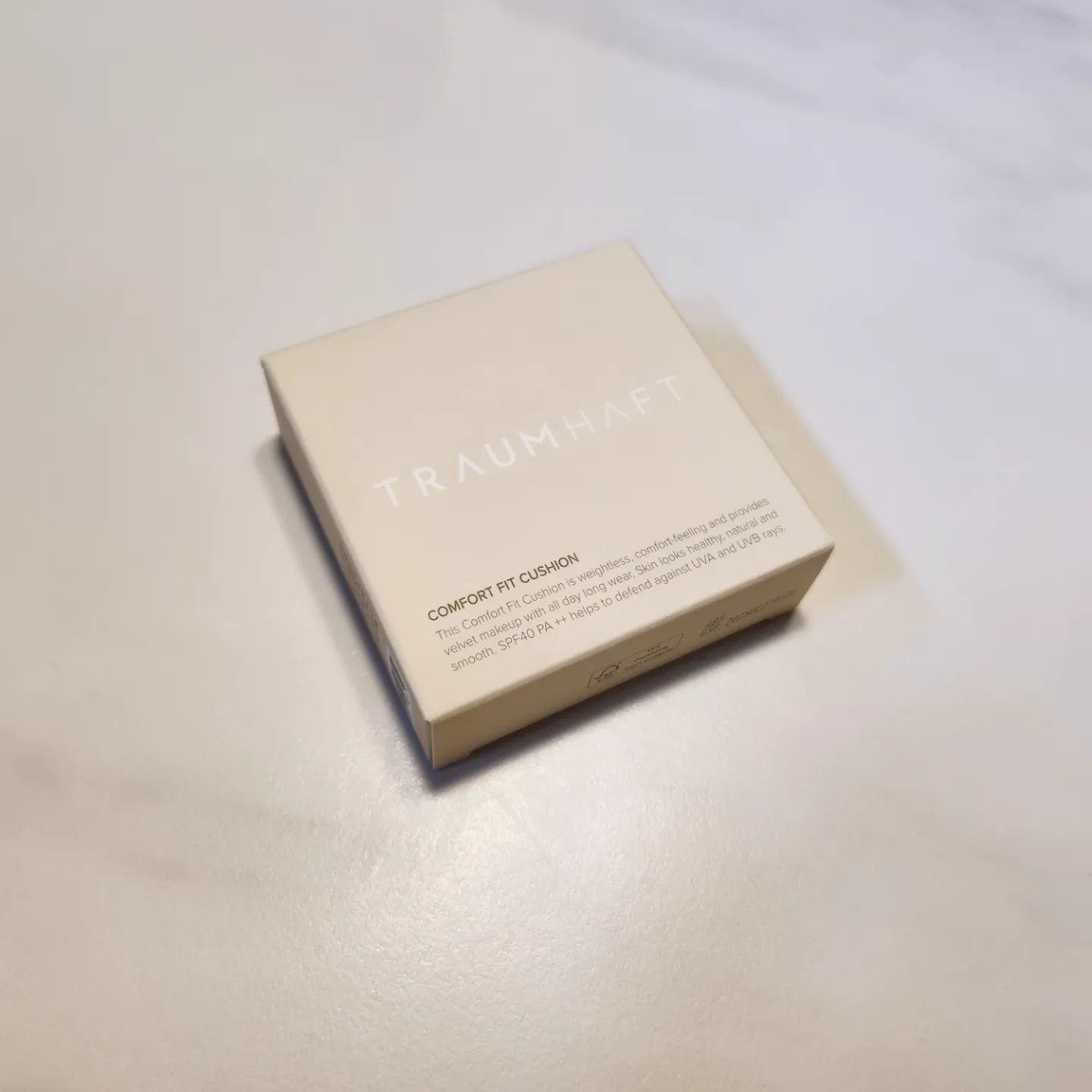 요즘 가장 핫한 쿠션, 바로 컴포트핏 쿠션입니다. 정말로 많은 사랑을 받고 있는 이유가 궁금하시다면, 제 리뷰를 참고해주세요. 

먼저, 이 제품은 비건 인증을 받았다는 점에서 큰 점수를 받았습니다. 동물을 위한 친환경적인 선택을 하고 싶으신 분들에게 이보다 더 좋은 선택은 없을 거에요. 

또한, 이 쿠션은 얇고 균일하게 피부에 밀착되어 매끈한 피부를 완성해줍니다. 사용 후 피부가 부드럽고 매끈해지는 걸 느낄 수 있어요. 

그리고 오래 지속되는 점도 빼놓을 수 없죠. 아침에 화장을 하고 나서 하루 종일 묻어남 걱정 없이 활동할 수 있습니다. 이렇게 쿠션 하나로 손쉽게 완벽한 메이크업을 유지할 수 있다니, 얼마나 편리한가요?

마지막으로, 20가지 유해성분이 첨가되지 않은 착한 제품이라는 점이 정말 마음에 들었습니다. 특히 피부가 예민한 분들이나 피부 진정이 필요한 분들에게 추천하고 싶네요.

컴포트핏 쿠션, 그저 좋을 뿐만 아니라 '착한' 선택이기까지. 이제 당신도 이 쿠션의 매력에 푹 빠져보세요!

traumhaft.brand #쿠션커버 #파운데이션쿠션 #쿠션팩트 #쿠션추천 #쿠션팩트추천 #커버력좋은쿠션 #팩트추천 #커버쿠션 #파운데이션 #선쿠션 #트라움하프트
