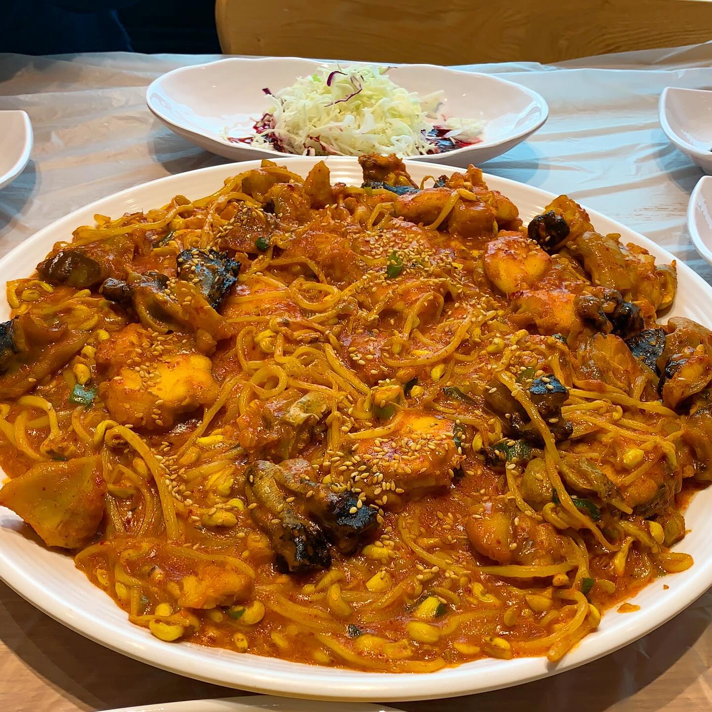 #1004섬분재정원맛집 #신안1004아구찜
애기동백꽃이 활짝 핀 1004섬분재공원에 가게 된다면, 주차장에 위치한 이곳에서 식사하기를 추천한다.
위치도 좋지만 맛도 좋고, 바다가 내려다보이는 2층 카페에서 할인된 가격으로 차를 마실 수도 있다.
영업시간은 오전 11시부터 오후 8시까지.
단, 천사섬분재공원 휴관일인 월요일은 영업을 하지 않는다.
#신안맛집 #압해도맛집 #신안천사아구찜