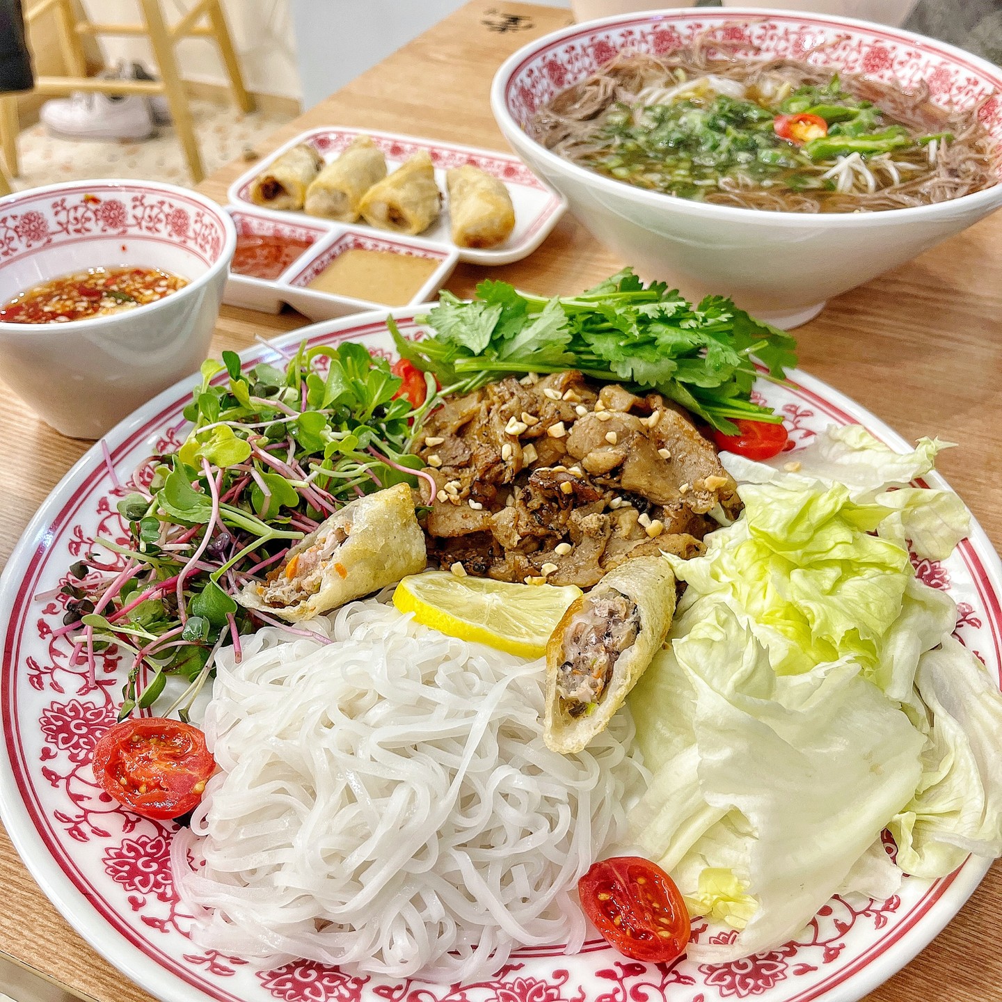 상봉역 근처 줄서서 먹는 프리미엄 쌀국수집 #월미당 🍜

면, 숙주, 청양고추, 양파절임이 무료로 리필이 되는 곳 🤗

불고기를 야채와 쌀국수면을 특제 피쉬소스와 함께 곁들여 먹는 #분짜 💚

신선한 야채와 쫄깃한 면~ 새콤달콤한 피쉬소스에 찍어서 같이 먹으니 넘 넘 맛나더라구욧 😙 게다가 불고기 양도 엄청 많아서 든든하게 먹고 올 수 있었어요💛

담백한 양지 고기를 얹은 #양지쌀국수 
방문한 날 비가 내려서 쌀쌀해서 국물도 필요했는데 깊고 진한 뜨끈한 육수 덕분에 몸도 뜨끈해졌답니다 😁

겉바속촉 부드럽고 맛있는 고기가 듬뿍 들어간 #고기짜조 🌯 사이드로 손색 없는 짜조! 존맛탱이에요 😋

맛있는 프리미엄 쌀국수 먹으러 월미당으로 GOGO💨

#월미당상봉역점 #상봉역맛집 #상봉맛집 #상봉역쌀국수 #상봉쌀국수 #상봉동맛집 #면목맛집 #중랑맛집 #망우맛집

🔴 월미당 상봉역점
📌 서울 중랑구 망우로 322 B106호, B107호
☎️ 0507-1360-7945
⏰ 매일 11:00 - 21:00 L.O 20:30

📋
양지쌀국수 (11,500)
분짜 (14,000)
고기 짜조 2pc (3,600)