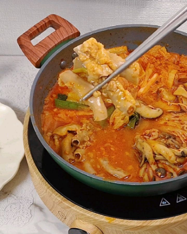 #협찬 곱창,대창,막창! 좋아하는 사람 손~!🙋‍♀️
(저는 두손 번쩍!)

오늘 같이 비가 오는 날이면 뜨끈 칼칼한
곱창전골이 땡기는데 말이죠~🤔

가끔 밀키트로 사먹어보는데 곱창의 곱이 
참 아쉽더라구요.🥲

그런데 이번에 믿고 먹는 간편식 맛집!
'글라이드' glyde.co.kr 와
청담동 곱창전골 맛집 
'청담해정' chungdam.haejung 
맛의 대가들이 콜라보로 #한우곱창전골 밀키트를
런칭했어요~😆🎉🎉

✅️ 최상급 구이용 100% 한우곱창만을 사용.
차원이 다른 곱창전골의 퀄리티!
(곱이 사라있눼~😆💕💕)
✅️ 한우 양지와 사골을 푹 우려낸 육향 가득한 육수.
넉넉한 육수의 양에 사리를 넣어 먹어도 굿!👍
✅️ 고온 스팀으로 잡내를 없애 고소한맛이 가득한
최상급 퀄리티 곱창!
✅️ 배추, 대파, 표고버섯, 팽이버섯, 느타리버섯
푸짐한 야채들까지!

거기다가 청담해정에서 6만원대로 판매중인 제품을
언제 어디서든 더 저렴하게 먹을 수 있다는 장점까지!

저처럼 곱창전골은 좋아하지만 누린내가 나면
못먹는 분들께 적극 추천드려요~😆💕👍

#먹지런한생활 #한식파 #뜨끈뜨끈
#한우곱창 #곱창전골 #곱창전골맛집
#글라이드 #청담해정 #글라이드x청담해정 

한우 곱창전골 먹을때 난 꼭 이걸 먹어야한다?!