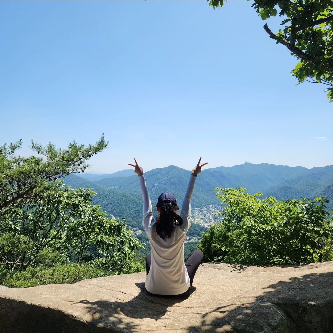 뜬금 없는 늦은 #5월Vibe 

1. 왕복 6시간 등반 완 
2. 떡볶이맛집에서 커피만 먹는 나 칭찬
3. 서울옥션 프리뷰 박수근 선생님 작
4. 코로나 이후 돌아온 첫 커피세미나
5. 좋은 술인지 모르고 아무한테나 걍 선물해버림; 
6. 좋은일 하고 좋은음식 먹기
7. 어버이날 효녀인척
8. 사랑하는 아버지 음식솜씨. 오로지 나만을 위해?🫶
9. 오랜만에 외국에서 들어온 친구와
10. 화이트와인맛집 #르챔버

.
.
.
.
.
다이아몬드보다는 쇠가 좋고 쇠보다는 가죽이 좋아, 
그리고 가죽보다는 종이가 좋고 종 이보다는 풀잎, 물, 공기, 빛이 좋단다. 

종이는 마음대로 구길 수 있어 나에게 승리의 기쁨을 주며 
자유롭게 하지만 다이아몬드는 나를 패배자로 만드는 것 같구나 

어릴적 이 이야기를 들은 나는 속으로 그래도 
난 다이아몬드가 더 좋을 것 같다는생각을 했었고 
지금도 백퍼센트 내려놓지는 못하지만 

지금은 나의 삶과 시간 속에서 
아버지의 말씀이 나를 편하게만들어 
어떤 모습으로 이 세상을 살아 나아가야 되는지 
인생의 내비게이선 역할을 하고있다.

미디어에서 만들어놓은 "행복한 삶"에
초점을 맞추려고 아둥바둥 사는 많은 개인들 

하지만 각자 고유의 우주와 인생에서 
내 취향과 방식이 늘 맞는것.

이번생은 물질만능주의 안에 살아서 
내 방식이 좀 느리고 후져보일 수도 있어도
결국 나의 아이덴터티만이 나에게 행복을 가져다줄것임을 안다.

존버 같은건 나랑 안어울리니까 느긋하게 즐기기.ㅋㅋ
그러니까 어느샌가 되어있더라. #암튼 

.
.
.
.
.
.
#좋반 #댓반 #소통 #뷰티 #인플루언서 #다이어트식단 #강남 #청담 #신사동 #도산공원 #한남동 #한강진 #미인대회 #협찬환영 #협찬문의 #협찬모델 #다이어터 #옷스타그램 #카페추천 #핫플레이스