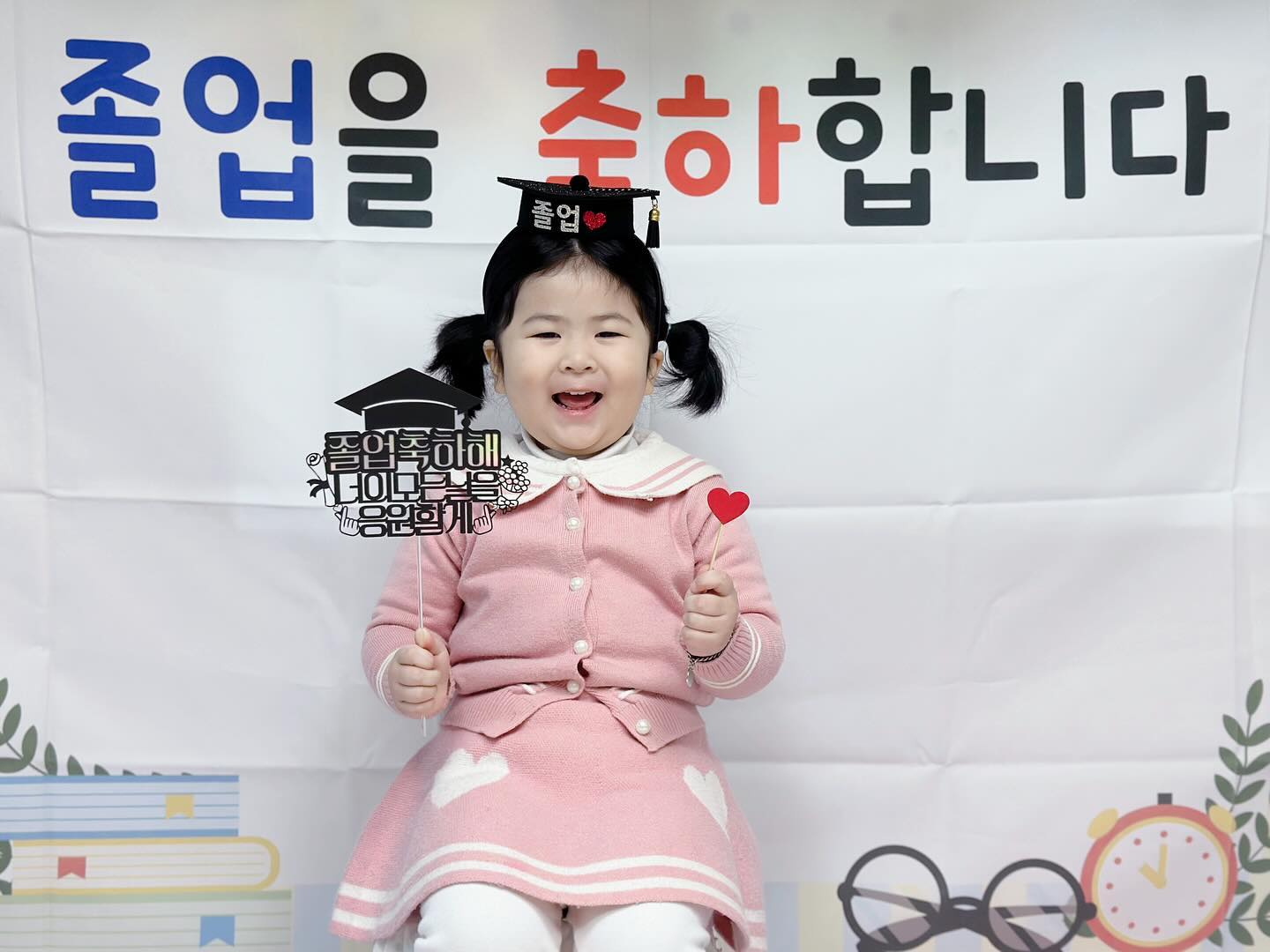 하늘아 , 졸업을 축하해 ♡ 

이제 5쨜 언니니까 ..
말좀 잘 들어줘 🫨

우리집 폭군님 😮‍💨😮‍💨😮‍💨

#딸맘 #딸스타그램  #딸맘그램  #남매맘 #남매스타그램 
#육아맘 #육아소통 #육아그램일상