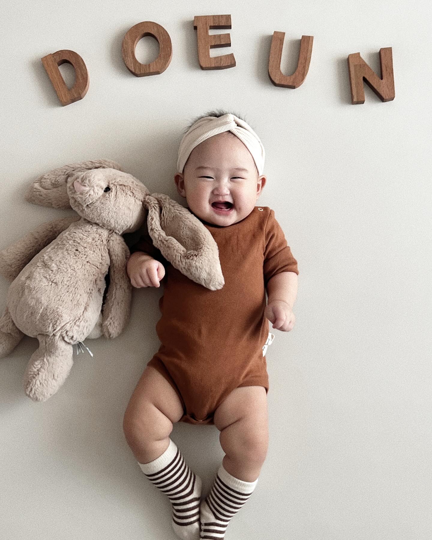 #귀염둥이
기저귀 갈다가 뜬금없이 사진찍어도 엄마보며 웃어주기🤎
버니야 나 많이컸지?
.
.
.
#육아일상#5개월아기#167일아기#젤리캣버니#육아기록