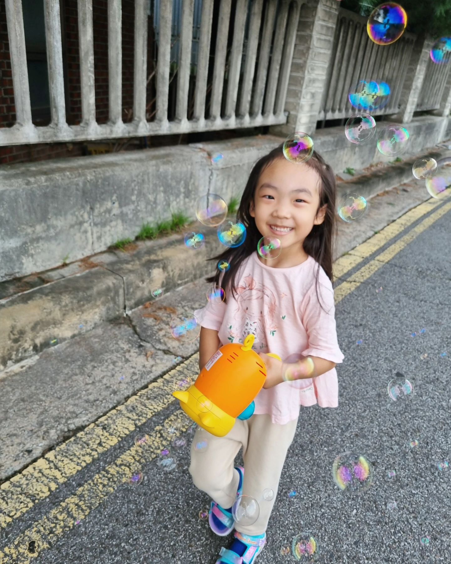 🥰 비누방울 하나만으로 이렇게 잘웃어주는
사랑스러운 우리딸 ❤️ 

언제나 엄마옆에서 이렇게 웃어줘

♡행복하자
