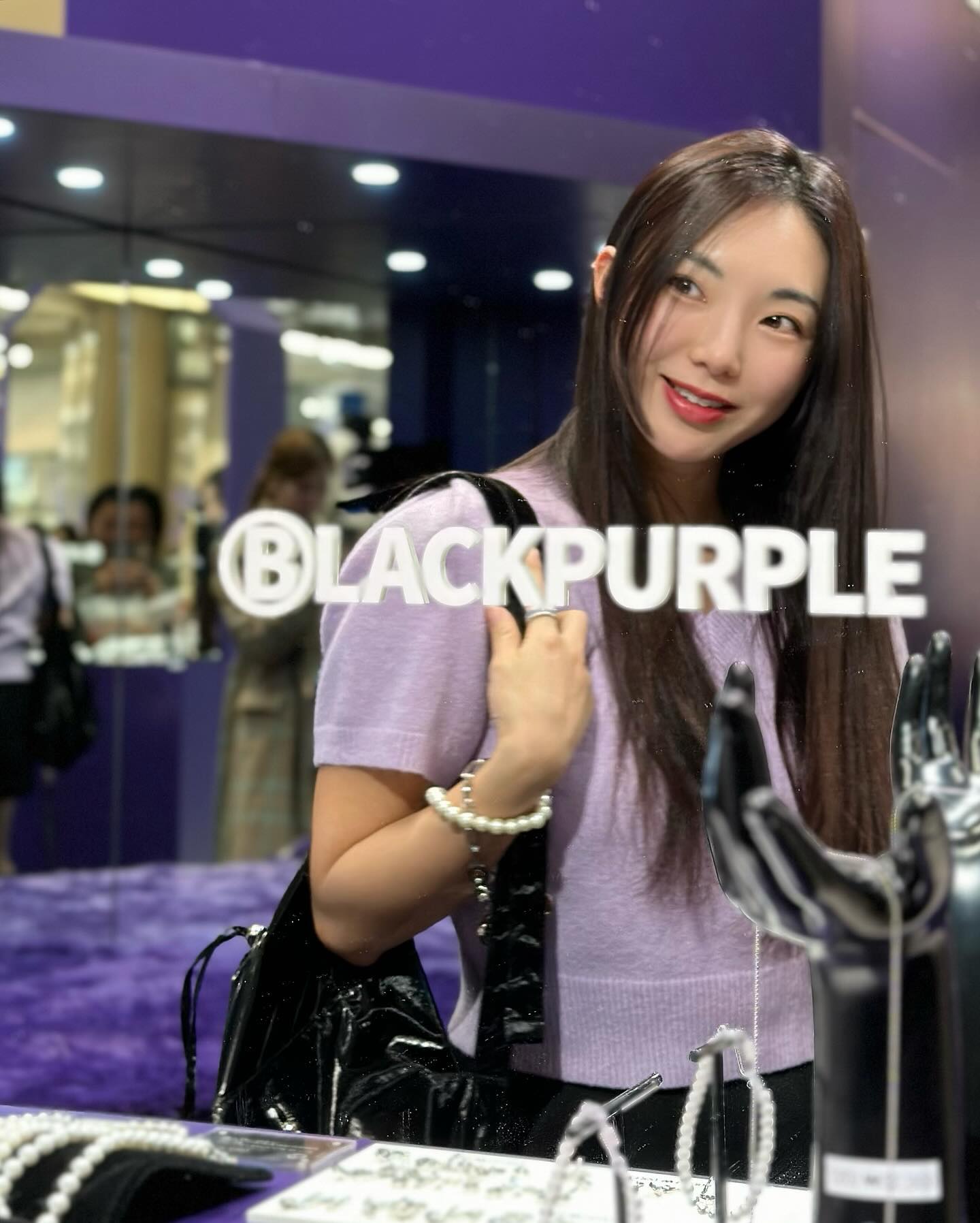 #초대 blackpurple_jewelry
반짝반짝 주얼리 팝업은 못참죠💜
셀럽들이 좋아하는 블랙퍼플 주얼리들을 
기존 제품부터 신상까지 구경 할 수 있어요!
구매하면 꽝 없는 럭키드로우 참여권 받을 수 있는데
 럭키드로우 당첨 상품 1위는 무려 에어팟 맥스🎧✨

유니크한 주얼리 구경하러 더현대로 얼른 가보세요🖤

📆 11월 30일 - 12월 13일 
📍더현대 서울, 지하2층 WEST 팝업존 (서울 영등포구 여의대로 108)

#블랙퍼플 #BLACKPURPLE #더현대팝업 #더현대서울