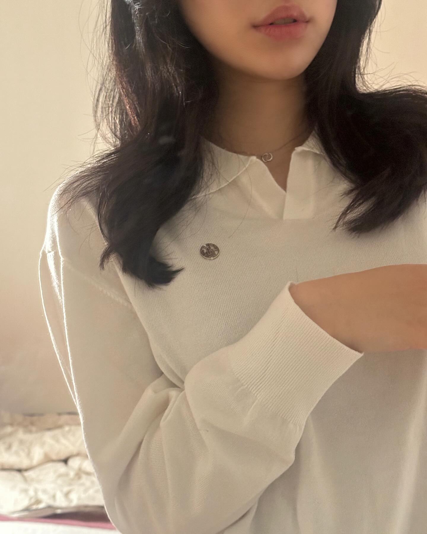 오늘은 미루고 미루던 커트하고 왔어요 💇🏻‍♀️
원래는 어제 자르는 거였는데 3분 늦었다고 다음에
예약 달라 해서 ,, 당황 했지만
오늘 다른 용실에서 중단발 레이어드 컷 완료 🤍
미용사분께서 너무 잘 어울린다고 칭찬해 주셔서 몸 둘 바 몰랐던,,🫣