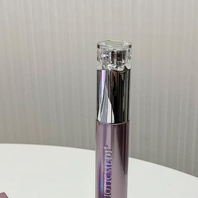  기또먹스타 on Instagram: "#광고
#비오틱메디 #딥펩타이드콜라겐크림

목주름이 고민이라 주름 케어를 할 수 있는 딥 펩타이드 콜라겐크림을 사용하고 있어요🙂

위쪽으로 크림을 찐 후 아래쪽 LED 디바이스로 마사지하듯 문질러 흡수시키는 제품이랍니다
하나의 기기 안에 크림과 디바이스가 동시에 들어있는 신기한 형태예요
저는 목주름이 고민이라 목에 집중적으로 사용하고 있지만 눈가, 팔자주름, 이마, 미간 등 주름이 걱정되는 부분에 모두 사용할 수 있어요🖤

크림에는 저분자 콜라겐, 펩타이드가 함유되어 주름 사이사이에 스며들어 탄탄한 피부로 만들어줘요
LED디바이스는 크림이 피부 속까지 침투하여 흡수되도록 초당 12,000번의 미세 진동이 난답니다!🖤

2주정도 사용했는데 목주름이 옅어지는 것 같아서 효과있는 것 같아요!!
꾸준히 더 사용해서 고민인 목주름 없애야겠어요 ㅎㅎ😎🖤

#bioticmedi#목주름#팔자주름#눈가주름#목주름고민#목주름없애는법#주름없애는법#팔자주름없애는법"