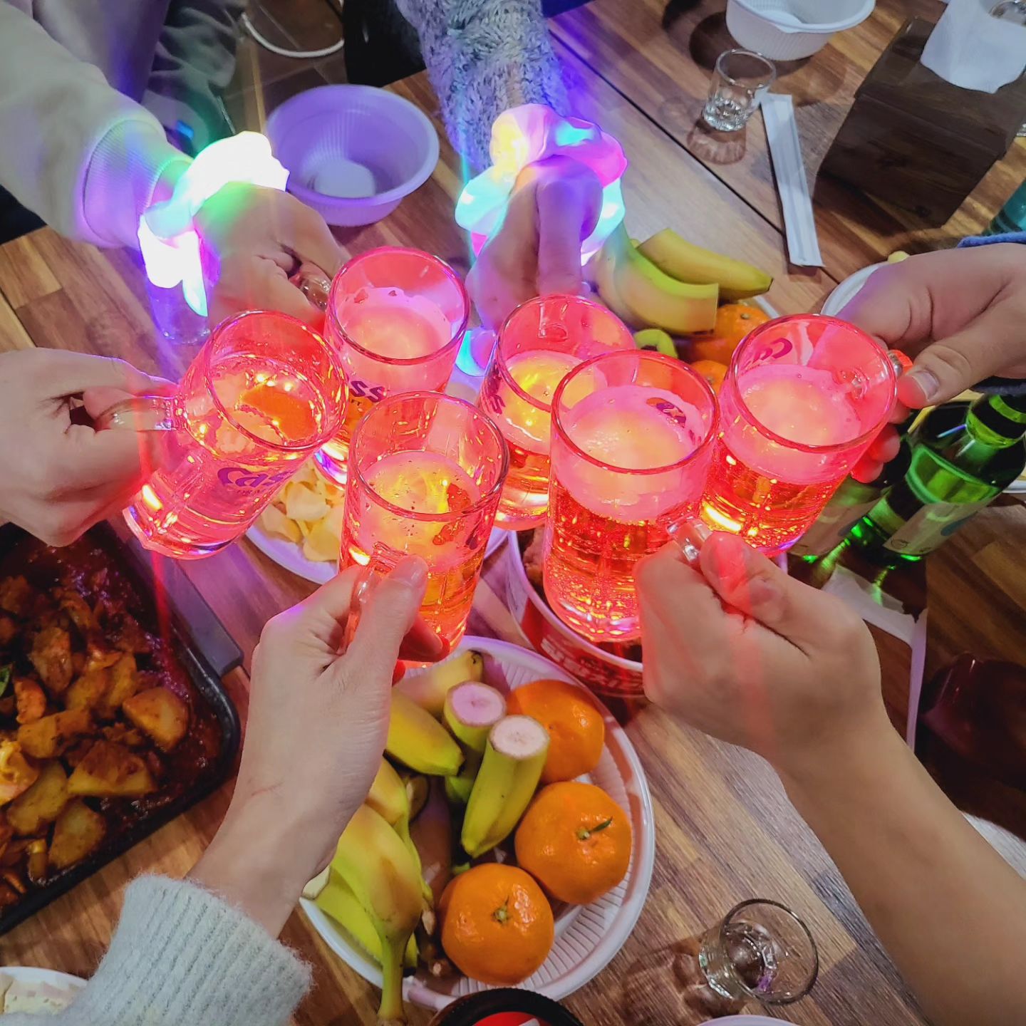 #송년회
파티룸 빌려서
1박2일 찐~~하게 놀기
(난 집에들어옴ㅋ)
15명이서 산타놀이/보드게임/선물주기
서로들 챙겨주니 훈훈해♡
내가 준비한 닭갈비도 맛나다고
칭찬해주고 히히ㅋㅋ
Happy
.
.
.
#청주파티룸#송년회