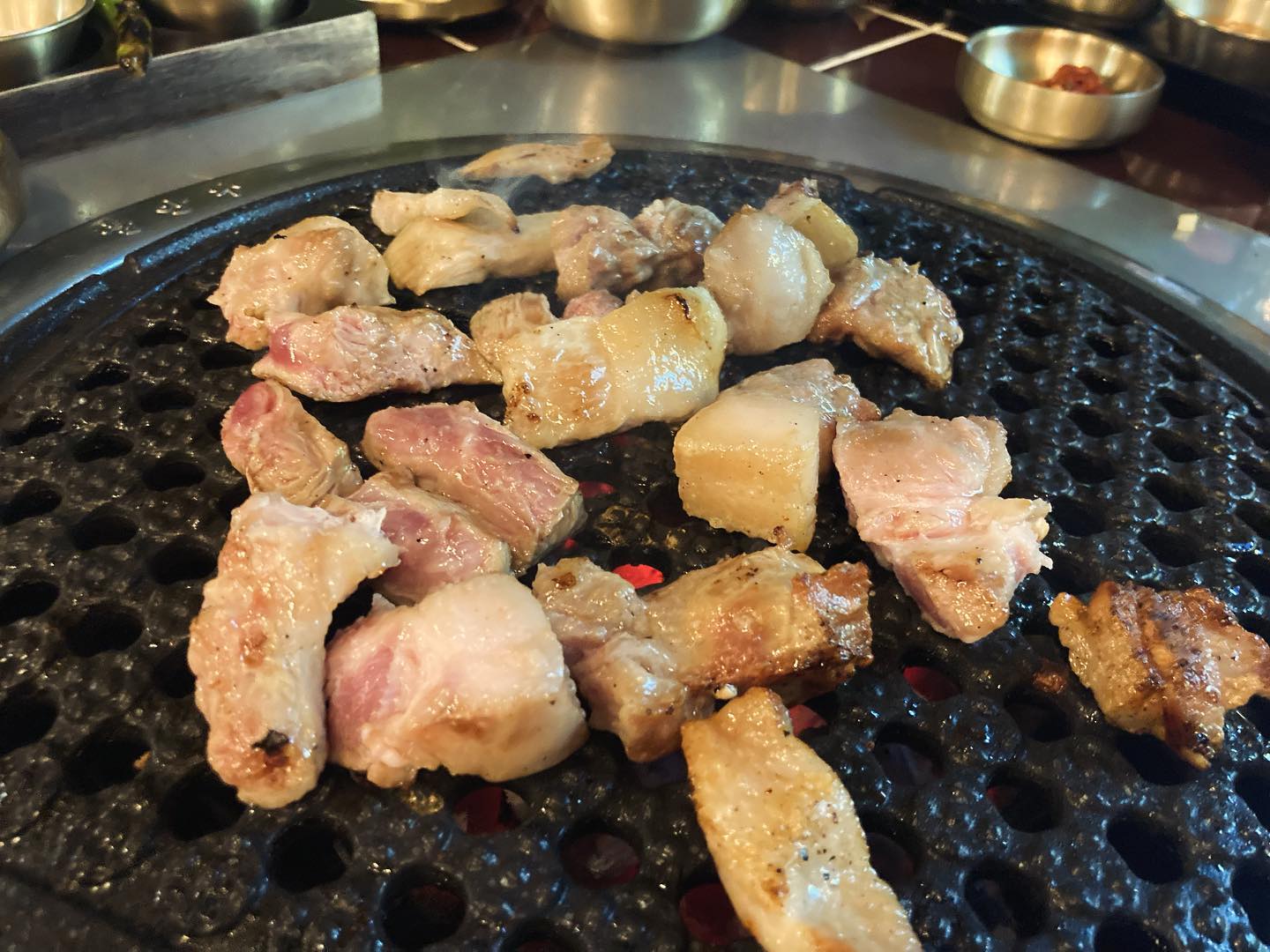 범계역 고기 냠냠🍗🥓🍖

지리산흑돼지 숙성고기‼️
직원이 구워줘서 더 맛있👍🏻

분위기도 좋고
고기도 맛있고 
반찬도 맛있고
된찌도 맛있다

즐거운 가족외식😍😍

#범계역맛집 #범계삼겹살 #블랙시크릿가든 #범계블랙시크릿가든 #안양삼겹맛집 #범계삼겹살맛집 #범계숙성돼지 #범계숙성고기