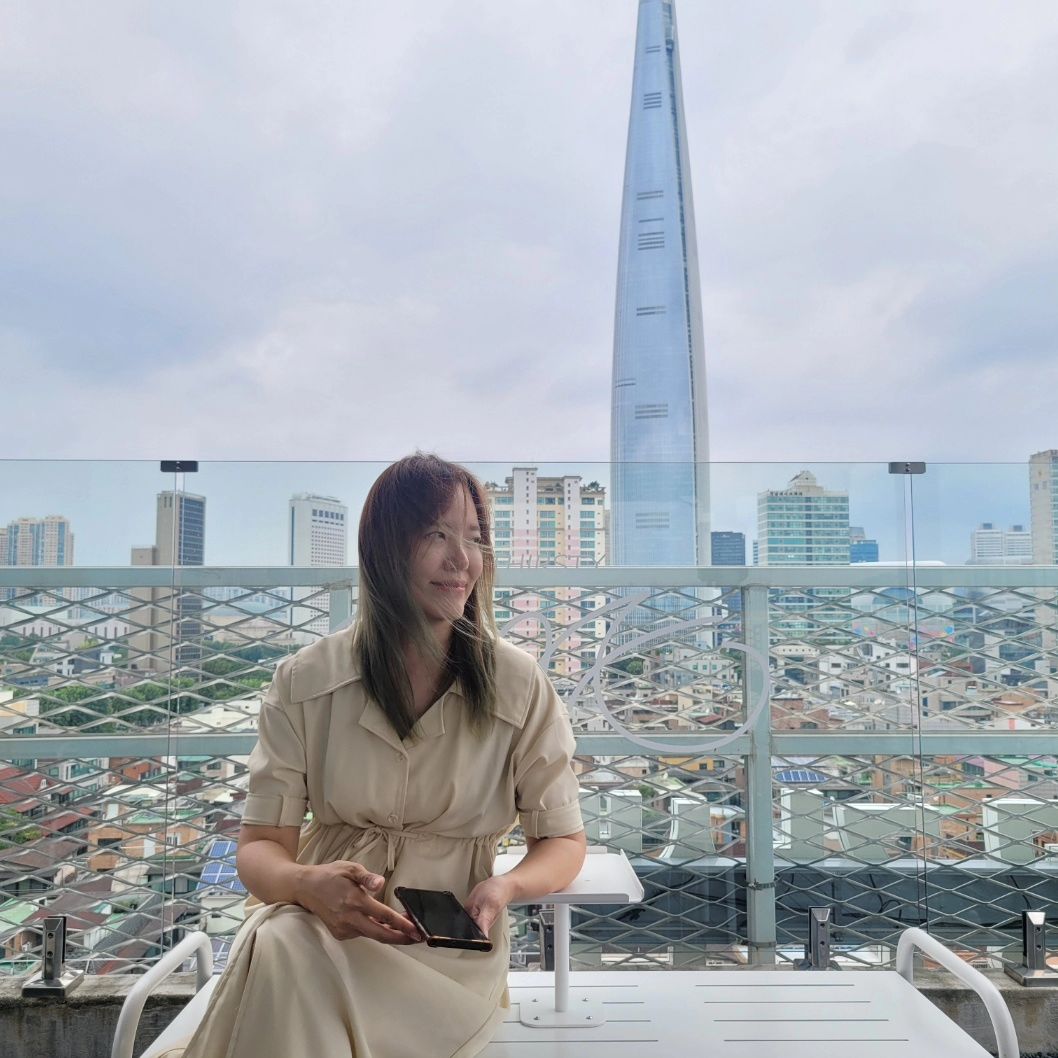 어디도 안가는 아무일 없는 월차는 너무 오랫만이라서

아침에 서둘러 등원시키고, 3개월간 미뤄온 전조등과 후방등 고치기 (남편이 ㅎㅎ)🫶
병원도 가고, 청소도 하고

잠실에 이장우 순대국도 먹고 👌(일부러 먹으러 갈 맛은 아님) 아무도 몰랐으면 좋겠는 카페도 발견하고

데이트 같은 하루❤️

.
.
.
.
#소소한행복 

.
.
.
.
#잠실카페 #잠실 #데이트 #육아맘 #쀼의세계 #부부의데이트