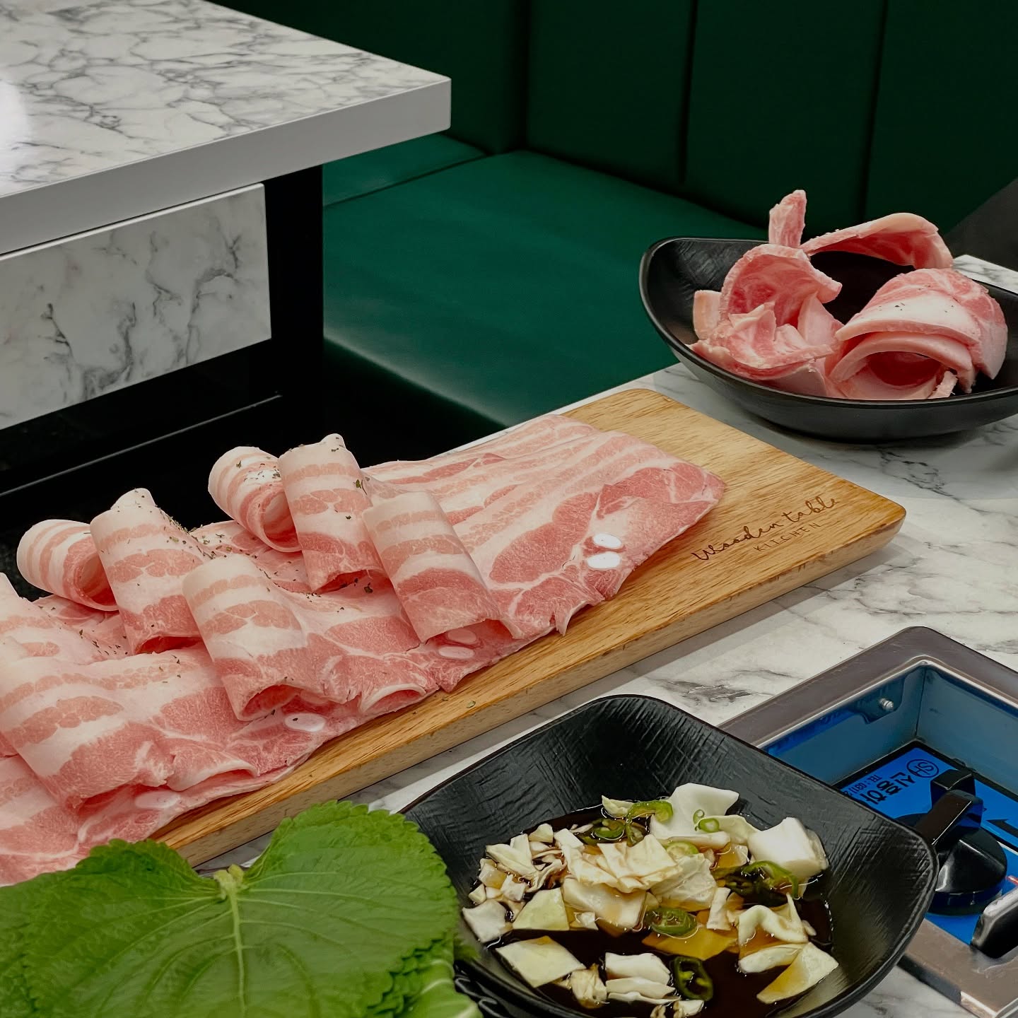 #협찬#꽃잎대패 동탄역점 후기 🥓

동탄역 근처에서 맛있는 대패삼겹살을 즐기고 싶다면, 꽃잎대패 동탄역점을 추천드립니다! 고기 맛부터 셀프바, 분위기까지 완벽했던 이곳의 후기를 정리해봤어요.

📍 **위치 & 편의성**

동탄역에서 도보 5분 거리로 접근성이 좋아요. 주차장도 1시간 30분 무료 제공이라 차량 이용 시에도 편리했답니다.

🥓 **다양한 대패삼겹살 메뉴**

대표 메뉴인 **꽃잎 대패**부터 **고급 대패**, **우삼겹 대패**까지! 고기 종류가 다양해 입맛에 따라 골라 먹는 재미가 있었어요. 첫 주문은 500g부터 가능해 양도 푸짐합니다. 가격도 합리적이라 부담 없이 즐길 수 있어요.

🌿 **셀프바 무한리필!**

쌈 채소, 김치, 버섯, 고구마 등 다양한 반찬이 셀프바에서 무한리필로 제공돼요. 모든 재료가 신선하고 깔끔하게 관리되어 있어 믿고 먹을 수 있었어요. 게다가 후식으로 아이스크림과 커피까지 준비돼 있어 식사 후 마무리도 완벽했답니다.

✨ **넓고 쾌적한 매장**

내부가 넓고 테이블 간 간격도 여유로워 단체 모임이나 회식하기에 딱이에요. 에어컨도 빵빵해서 여름에도 쾌적하게 식사할 수 있었어요.

꽃잎대패 동탄역점은 맛, 서비스, 분위기 모두 만족스러워 동탄역 맛집으로 손색없었어요. 회식, 모임, 가족 식사 장소로 강력 추천합니다! 😊

#꽃잎대패동탄역점 #동탄역맛집 #동탄역고기집 #동탄대패맛집 #동탄삼겹살 #동탄회식장소 #동탄역모임장소