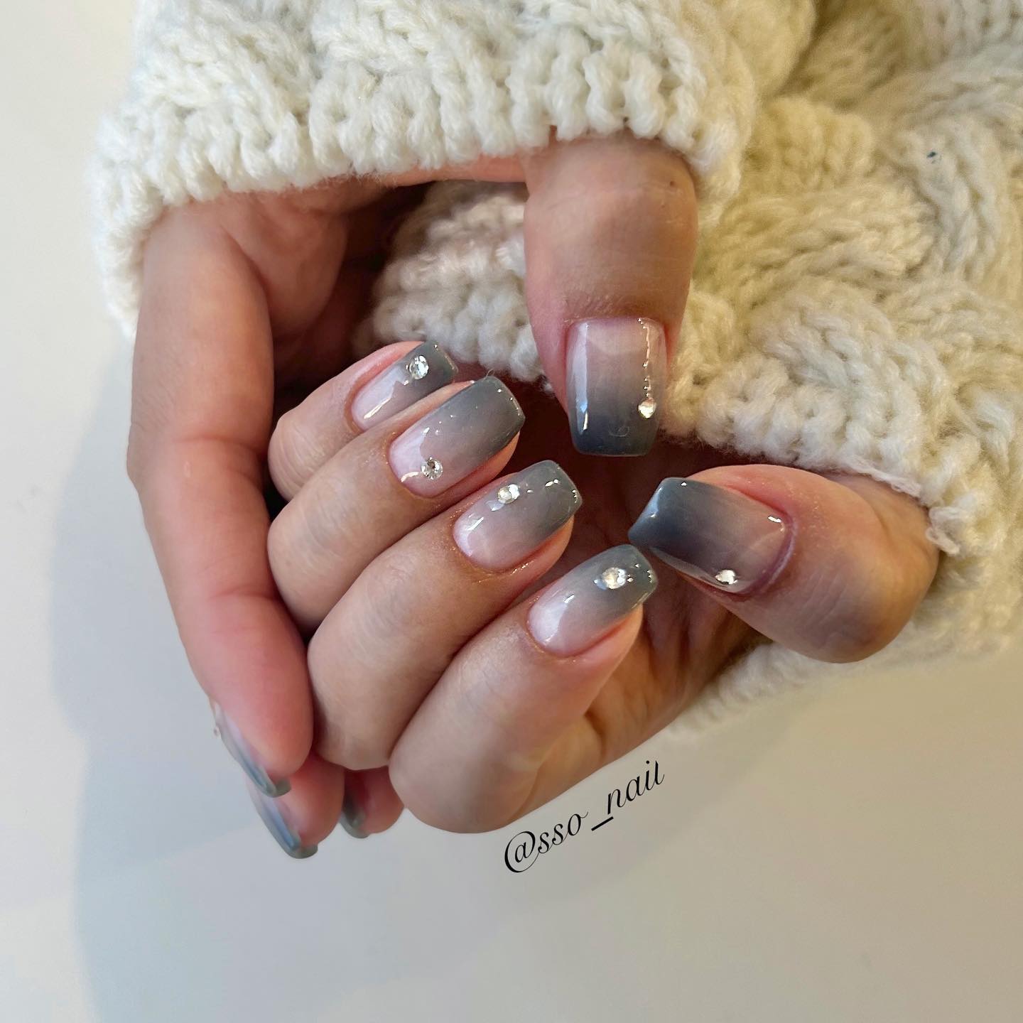 딥그레이 그라데이션 🤍
⠀
⠀
SSO NAIL
☑정품스와로브스키만 사용합니다
☑저희샵 이달의아트만 정상가에 30%이상 할인 된 금액입니다
☑모든 이벤트아트는 현금가 입니다
☑카드결제시 vat 10% 추가 됩니다
☑케어+클리어젤 오버레이 포함 가격입니다
⠀
➖➖➖➖➖➖예약문의➖➖➖➖➖➖➖
⠀
• 📞 010.9996.0527
• 카톡플러스친구🔍 미사sso네일 (프로필에 링크있어요)
👉🏻카톡플러스친구에서 예약양식 확인 후 빠른예약상담을 위해 양식에 맞춰서 보내주세요🙏🏻
⠀
➖➖➖➖➖➖➖➖➖➖➖➖➖➖➖➖
⠀
• 시술중일 경우 문자&카톡 답장이 느릴 수 있어요. 조금만 기다려주세요🙏🏻
• 예약시간 10분이상 늦어지실 경우 자동취소 됩니다
• 당일 예약취소 & 노쇼는 재예약이 불가합니다