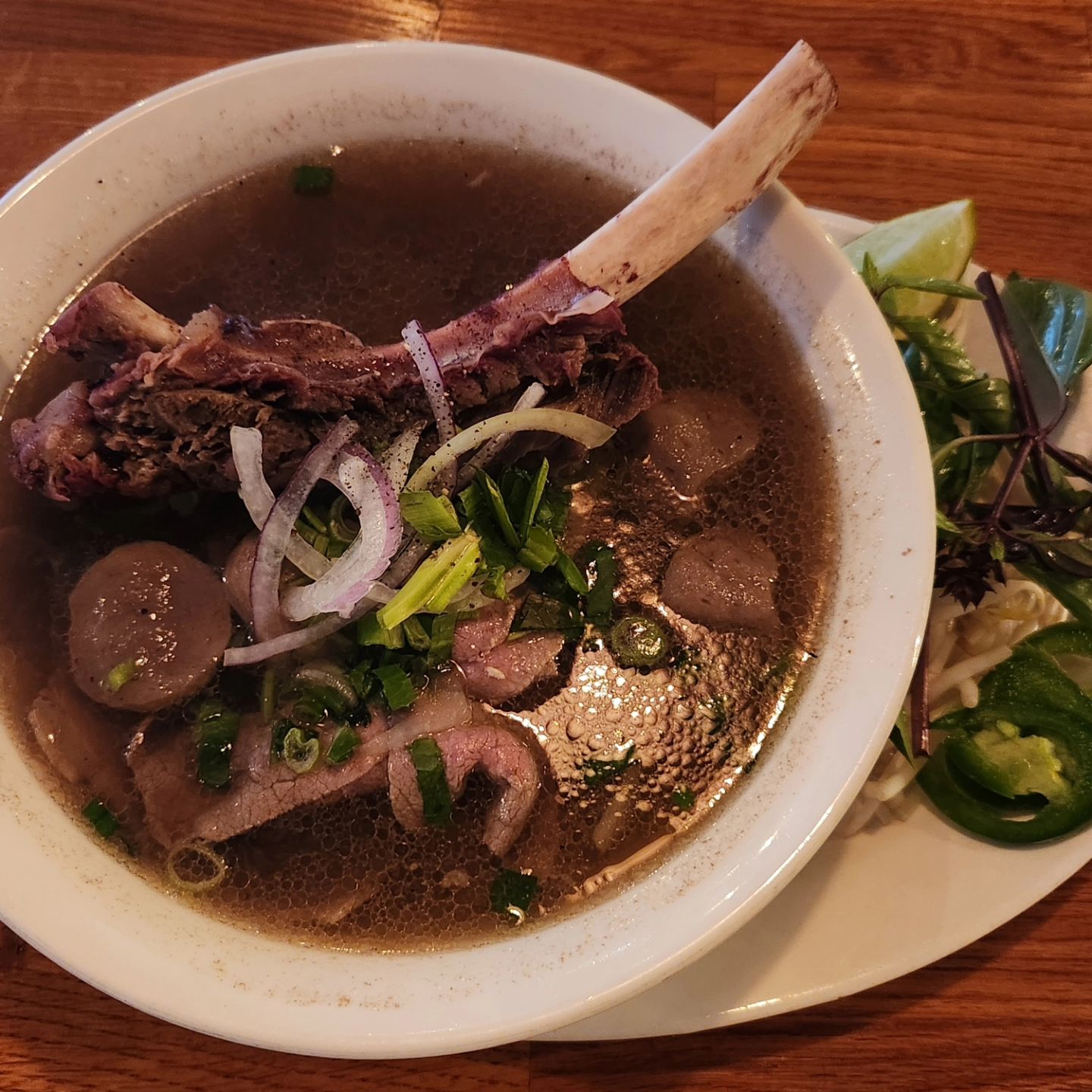 _20240128 #센_CÔBA - Viet Kitchen & Ales
👉530 1st Ave N, Seattle, WA 98109

먹은것👇
#센_phocoba

중국요리에 이어 베트남 요리도 실패가 적은 종목인 것 같다! 시애틀에서 첫 연극을 보고 근처 밥먹을 곳을 모색하다가 평좋고 가격좋은 쌀국수 집이 있어서 방문했다!

일단 분위기 합격!ㅋㅋㅋ
음식도 꽤 괜찮았다!
여길 만약에 시애틀 도착하자 마자 왔다면 극찬을 했을지도 모르는 맛인데 워낙 쟁쟁한 가게들이 많아 평균되시겠다!

베트남 쌀국수의 눈높이가 정수리까지 올라가서;;
(같이간 친구는 자기가 먹어본 베트남쌀국수 중에 최고라고 핼음👍)

요즘은 옛날보다 맛있는곳을 잘 찾는편이라 기분이 좋다😄