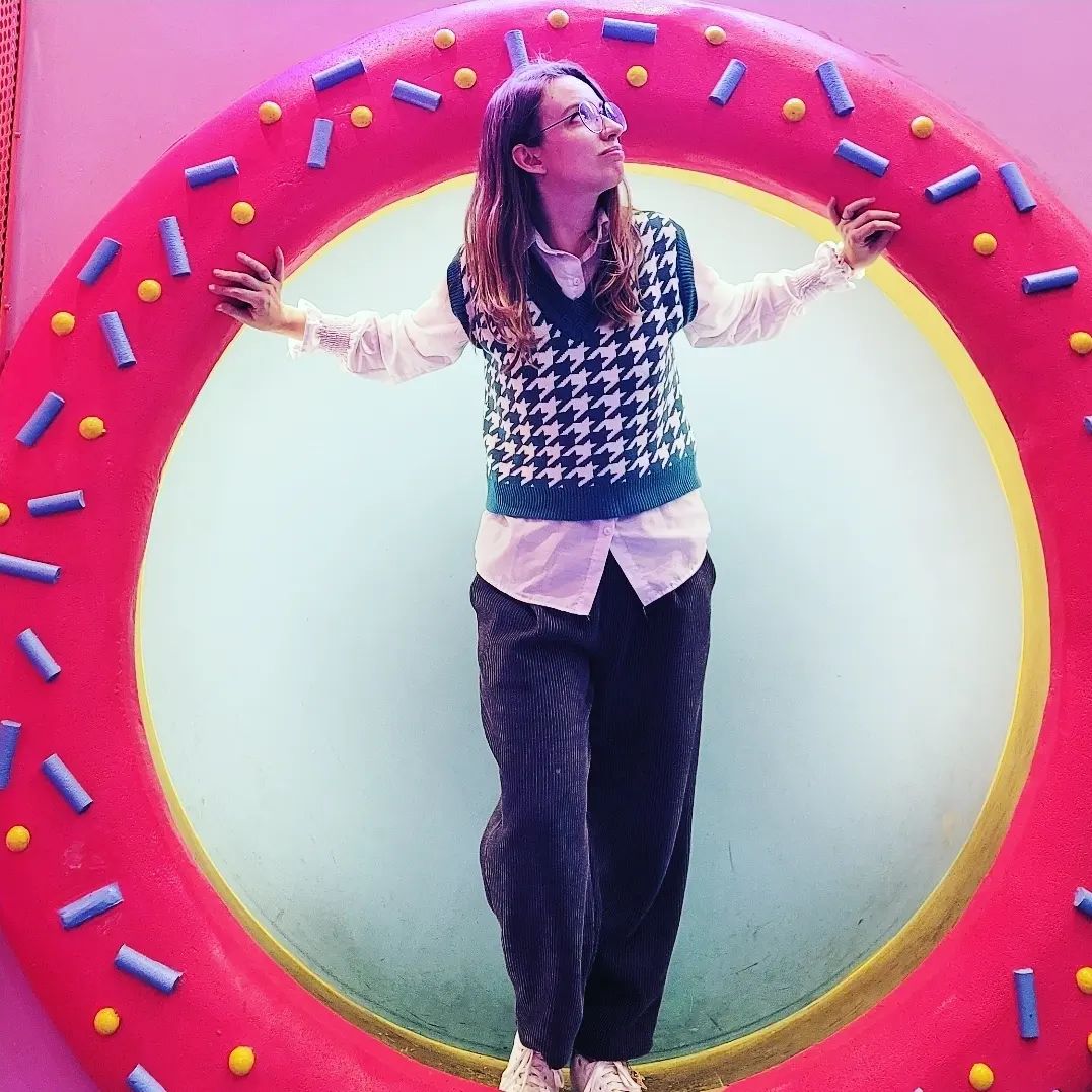 Donut worry, be happy! Mam nadzieję, że w tym roku czeka na nas mniej zmartwień, a więcej przygód... i pączków. 🤣🤣🤣

Wskazówka dla tych, którzy wybierają się do Korei: NIE ODWIEDZAJCIE NAJPOPULARNIEJSZYCH INSTAGRAMOWYCH MIEJSCÓWEK W WEEKEND/ŚWIĘTA! Chyba, że macie ochotę stać godzinę w kolejce, dowiedzieć się, że najlepsze wypieki się skończyły, a potem walczyć z ajummami o miejsce przy stoliku. 🙈🙈🙈 Ale przynajmniej zdjęcia ładne wychodzą, niezależnie czy wcześniej walczyło się o życie czy nie. 🤣

Fotki by anac_amera ❤️

#pączusie #korea #życiewkorei #paju #cafe #kawiarnia #donuts #malddongdonut #카페 #파주카페 #대형카페 #파주 #친구랑놀기