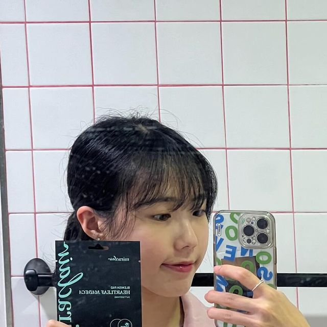  손예은 on Instagram: "#광고 @miraclair_korea 

🖤미라클레어 어성초 마데카 블레미쉬 패드🖤

최근에 홍조가 심해져서 고민이었는데 볼에 패드 부착해서 집중 케어해줬더니 바로 붉은끼 좀 들어간거 보이시나요!? 확실히 피부 진정 및 트러블에 좋다는 🌿어성초, 마데카소사이드, 티트리🌿 아이들이 다 들어있어서 효과가 너무 좋았어요!!

패드로 가볍게 닦아내면서 마무리했더니 피부결 정리는 물론 미세먼지까지 케어해주더라구용 (마지막 사진에서 이물질 묻어나온거 확인 가능ㅎㅎ)

패드 두께가 톡톡한데 붙이고 돌아다녀도 안떨어질 정도로 뭔가 챡 달라붙는 느낌이었고, 볼이랑 이마에 넉넉하게 붙일 수 있는 사이즈에요!
무엇보다 건성인 저에게는 패드 사용 후 당김정도가 중요한데, 크림 바르는걸 까먹을 정도로 춉춉챱챱 완벽했답니다✨

#미라클레어토너패드 #미라클레어블랙패드 #토너패드 #여드름패드 #미라클레어 #저자극패드"