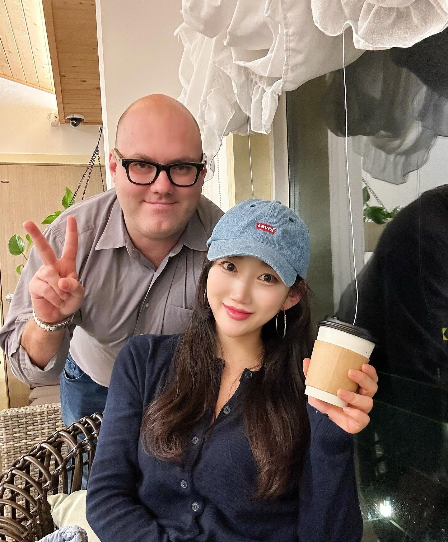 -

정말 쓸데없이 눈코 뜰 새 없이 바쁜 요즘,
스케줄 조정하고 조정해서 만난
내 소중한 친구 Jeff!

마지막 마무리는 
여주 브런치 카페 cafedangbit 에서
내가 좋아하는 비오는 풍경 구경하며
맛있는 브런치 먹으며 마무리.
han__jiwoo 언니덕에 내가 좋아하는 브런지
마음껏 먹은날.

3년 연속 본것처럼 
앞으로도 매년 볼수 있다면 너무 좋겠어
내가 올해 돈 많이 벌어볼게:)

I will miss you so much!
Wait until I babysit you soon :)

-

#당빛 #브런치카페 #여주카페 #브런치