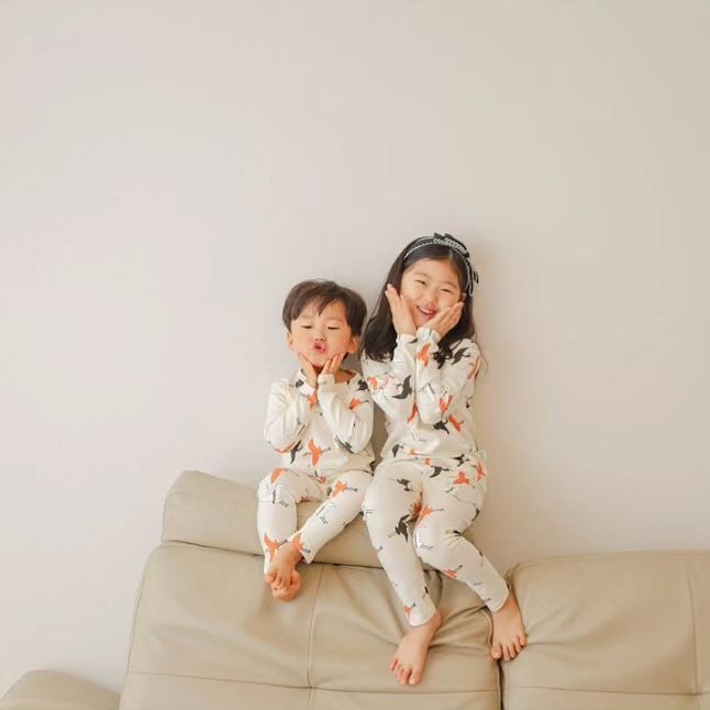 #ad
사랑둥이 두남매 집에서도 커플룩 입고 있으면 얼매나 귀여운지 몰라요 >_<
자기들끼리도 같은 남아옷 입은 날엔 여보 여보~ 하며 역할놀이에 더 영혼을 불어넣는중이고요 ㅋㅋㅋ
요즘 사이즈도 비슷해지니 아동복브랜드 같이 입히는 재미가 쏠쏠한대요.
이번에 만나게된 호아따따 소재가 어쩜 이리 보드랍고 좋은지, 몇번 건조기 돌려봐도 줄어듬도 없어 잘 애용하고 있답니다 

hoatatau 브랜드는 에뜨와, 아가방, 모이몰른, 컬리수 등등 OEM 생산능력을 갖춘 회사에서 출시했어요.
원단제직이나 생산, 제조 모든 과정을 자사공장에서 핸들링 하여 출시되다보니 쉽게 보기 힘든 퀄리티 재봉이나 디테일한 부분이 남달랐어요.
탄탄하면서도 부드럽고 쉽게 보풀도 일어나지 않을 만큼 고급진 소재랍니다 

​독특하고 유니쿠한 감성 디자인이 가득한 남매옷 득템 성공!

아동복브랜드 추천 드리는 호아따따

이번 봄신상, 여름신상도 넘 예뻐서 제 장바구니 가득 차있답니다 저와 함께 쇼핑가실 분 고고씽 ♬

#제품제공 #호아따따 #아기내복 #유아실내복 #아동복브랜드