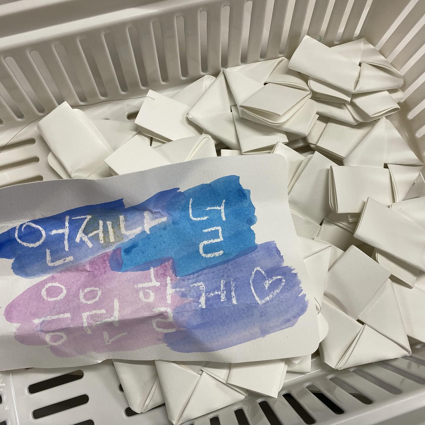 -
교장선생님의 제안으로 진행중인 #리딩패런츠 😊
중간놀이시간에 1,2학년에게 책을 읽어주는 활동인데 처음엔 다른 학부모님들의 참여 기회를 좀 늘리고자 웬만하면 난 안하려고 했다. 그리고 사실 신경쓸 게 너무 많기도 해서😅 ㅋㅋㅋㅋㅋ

그런데 지원자 모집이 잘 안되는 반도 있고, 윤우도 엄마는 언제 하냐고, 엄마도 했음 좋겠다고 해가지고……..ㅋㅋㅋ 그래서 이틀연속 책을 읽음. 😂ㅋㅋㅋ

봉사하러 들어간 반에서는 책을 읽어주기밖에 못했지만 윤우네 반에서는 그래도 좀 더 임팩트있게 해주고 싶어서 고민고민하다가 책 내용과 연계되는 간단한 독후활동꺼리를 준비했다. 

책을 다 읽어주고 나서 작은 도화지에 하얀 크레파스로 좋은 말 랜덤으로 써간 쪽지를 하얀 크레파스가 1학년 2반 친구들에게도 편지를 남겼으니 집에 가서 물감으로 색칠해 편지 내용을 확인해보라고 하며 뽑기처럼 하나씩 고르라고 함 ㅋㅋㅋ

윤우는 어제 내가 비밀편지 24개(선생님들꺼 포함)를 준비한 걸 봤는데도 무슨 내용이 써져있을지 궁금해하며 집에와서 막 색칠하고 ㅋㅋ  글씨가 보이니 엄청 좋아했다. 

하여간에 역시 뭐든 경험해봐야만 알 수 있는 것이다.ㅋㅋㅋ 넘 떨렸지만 애들이 잘 들어줘서 고마웠고 집에서 부담없는 독후활동을 어떻게 하면 좋을지 고민하는 것도 넘 재밌었다.🤩 

아, 이거 은근 중독성있네🤣 뭔가 깜짝 이벤트 같은 독후활동 아이디어를 계속 고민하게 된다. ㅋㅋㅋㅋㅋ;;;

#성남제일초 #성남제일초학부모회 #2024성남제일