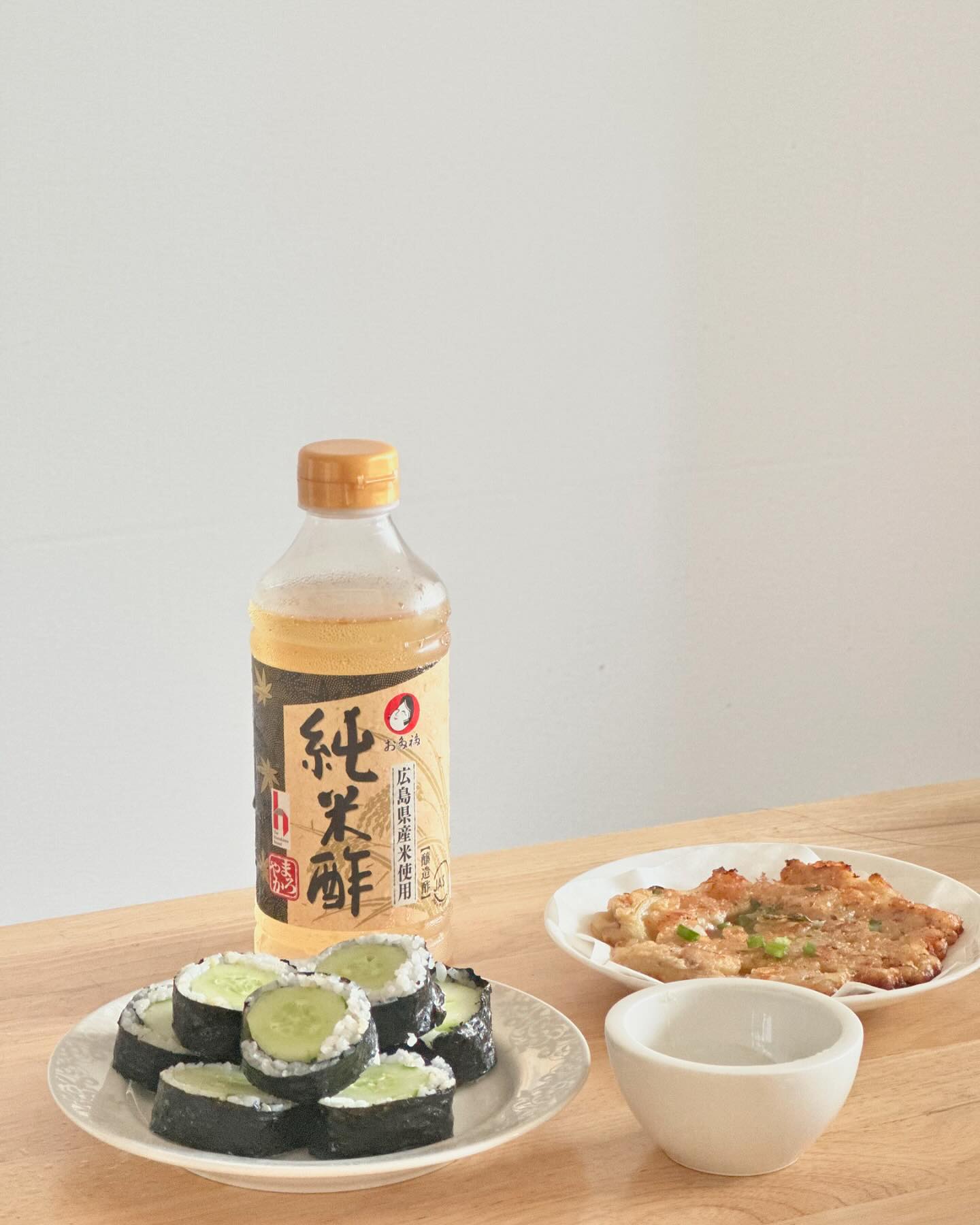 #협찬
오타후쿠  쌀식초! 
요즘  핫한 오이김밥 만들때  활용하니 참  좋더라구요😊 

산도 4.5%의 마일드한 산미, 부드럽고 자극없는 맛과 풍미의 
발효식초라서 요리에  사용해주면  참  좋아요.
김밥용 밥양념할때  냉면,비빔면 등에 곁들여 먹어도  좋고! 
부침개,  전  만두  찍어먹는  초간장  만들때  활용하니 넘 좋았어요! 

쌀  만을  발효하여  만들어서  더욱  깊은 맛이 나는 오타후쿠 쌀식초 😊
매일 먹던 메뉴도 보다 고급스럽게 완성!

otafuku_mall

#오타후쿠 #오타후쿠쌀식초 #오타후쿠식초 #쌀식초 #식초 #식초추천 #초밥 #초밥소스 #식초레시피 #양조식초