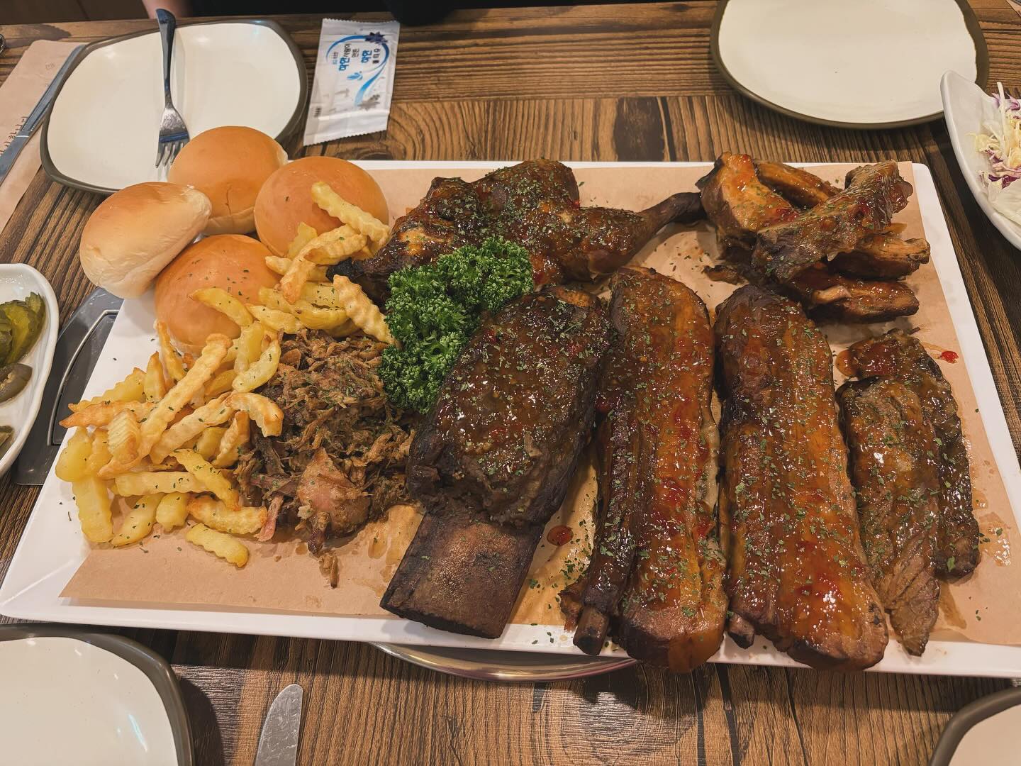 올해가 가기전 쌤들이랑 저녁한끼 ㅎ
첨와봤는데 양도 많고 맛도 👍
.
.
.
#영천#천리향텍사스바베큐#송년회#바베큐#먹스타그램#맛스타그램#좋아요