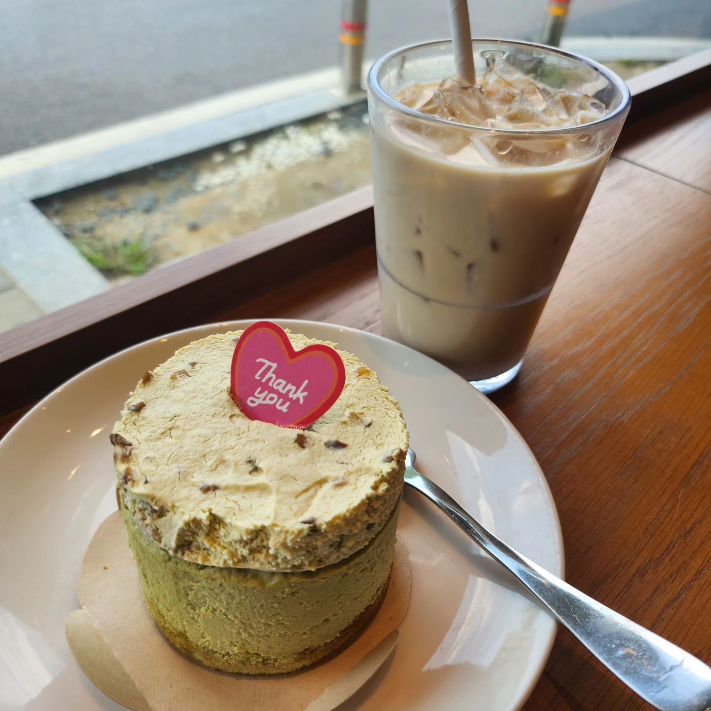 남표니한테 여누 맡기고 첫 카페힐링😀
벌써 시간이 이렇게 순삭이라니 넘 신기하다.
육아 정말 정말 힘들지만 적응 좀 돼서 이렇게 여유도 생기고..!
올만에 혼카페☕️ 넘 좋아 ㅠㅠ

5월 신제품 #피스타치오무스케이크 맛있네ㅎ 상큼 고소 달달해💕

#스타벅스 #스타벅스신메뉴 #5월 #스타벅스피스타치오 #스벅 #혼카페 #육아중힐링 #잠시만 #육퇴 #힐링중 #카페스타그램