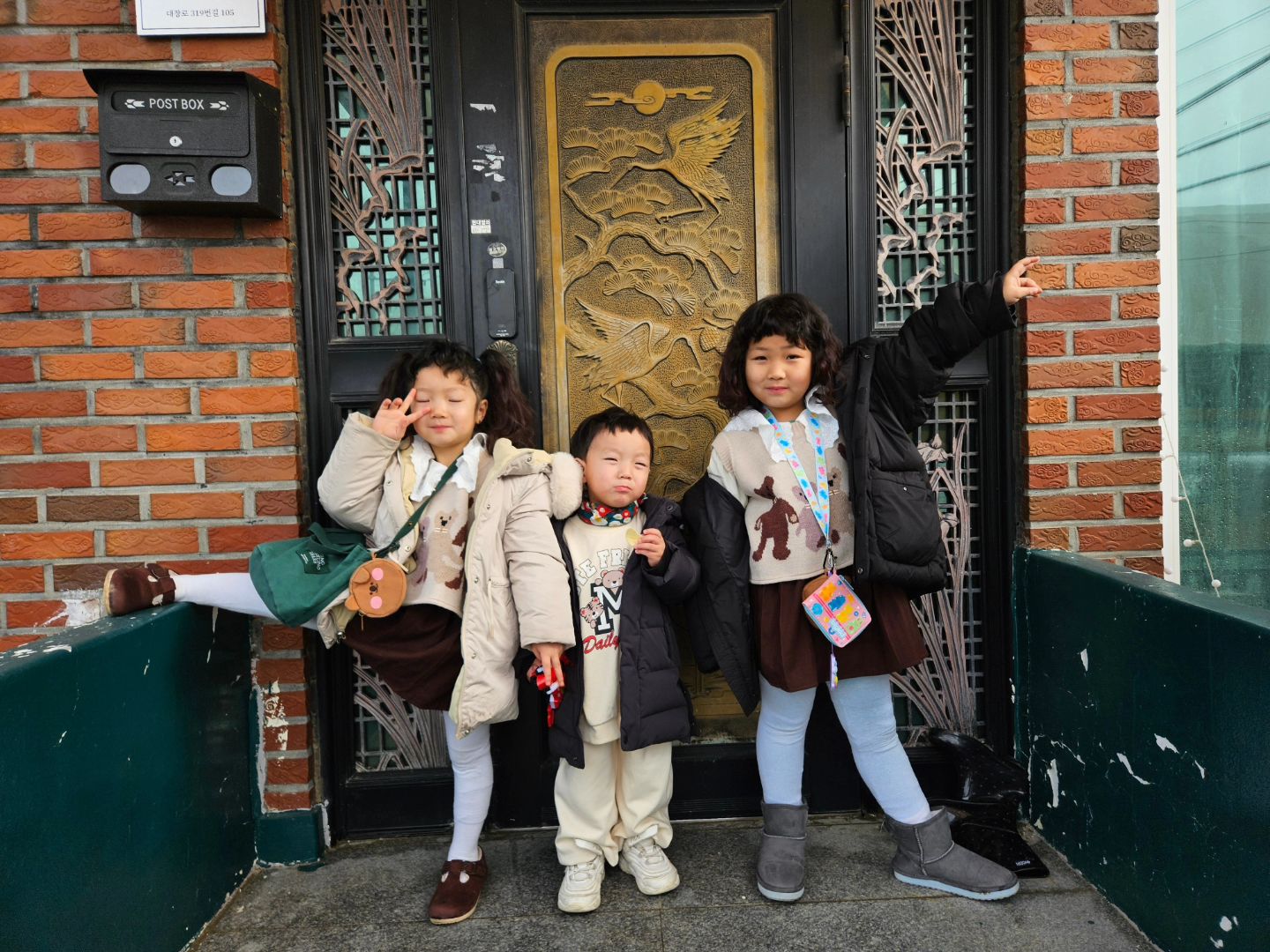 #요리하는마술사
-
길고 긴 #겨울방학 의 끝이 보인다...😆
두번째로 방문한 요리하는 마술사, 근데...
왜..... 복붙이지....??😶 아이들이 너무
재미있게 봤고 나도 너무나 재미있었던
#대학로공연 #어린이마술쇼 라서
재방문 한 공연이었는데 그때도 은서가
뽑혀 마법의 계란을 얻었어요‼️ 그런데..
이번에도...ㅋㅋㅋㅋ 옆에서 열심히 손
들었던 서은이는 결국 대성통곡😭
또 하나 더 주셨.... 나 장난감...2개
사야해..하츄핑 핸드폰 20마너...ㄴ..😱
그래도 아이들은 행복한 추억이었으니
그걸로 됐어......🤣🤣🤣
-
아직 주말이 있으니 두번 세번 봐도
재미있는 요리하는 마술사 보러 가세요❤️
.
.
.
#서은서준쏭맘