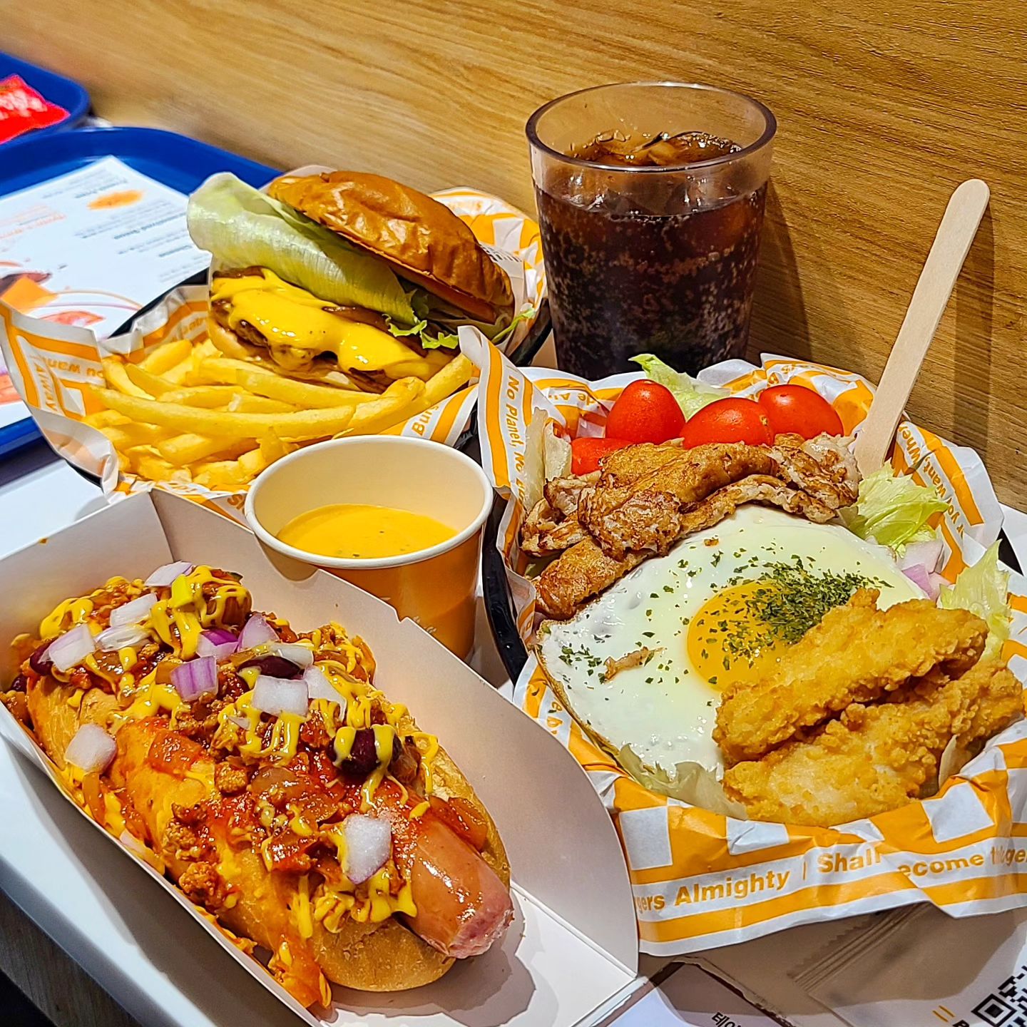 프레시한 재료가 돋보이는 미국식 수제버거 맛집

먹고나서도 속이 편한 햄버거 🍔

#버거스올마이티
#올치킨샐러드 #올칠리도그 #올마이갓버거 #감자튀김 #프렌치프라이 #제로콜라 #대구맛집 #동대구역맛집 #대구신세계맛집 #대구신세계백화점 #대구햄버거맛집 #대구핫도그맛집 #수제버거맛집 #핫도그맛집