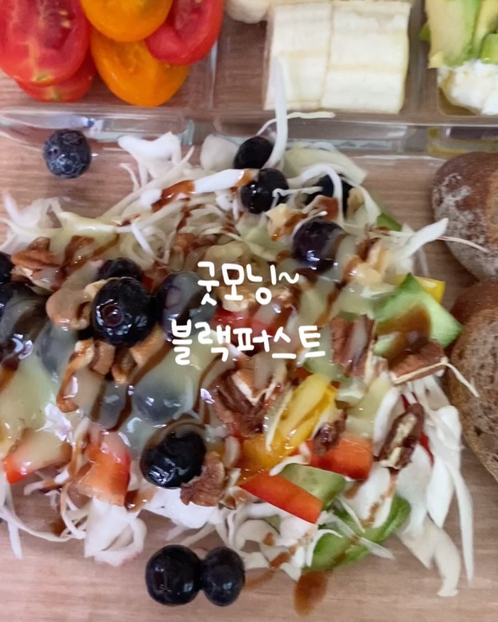 #오늘요리 #오늘한끼 #아침식사 #블랙퍼스트 #열대야 #여름밤

요즘 아침식사는 샐러드 먹어요
폭염에 열대야로 넘넘 더워요
건강한 여름 보내기로~~