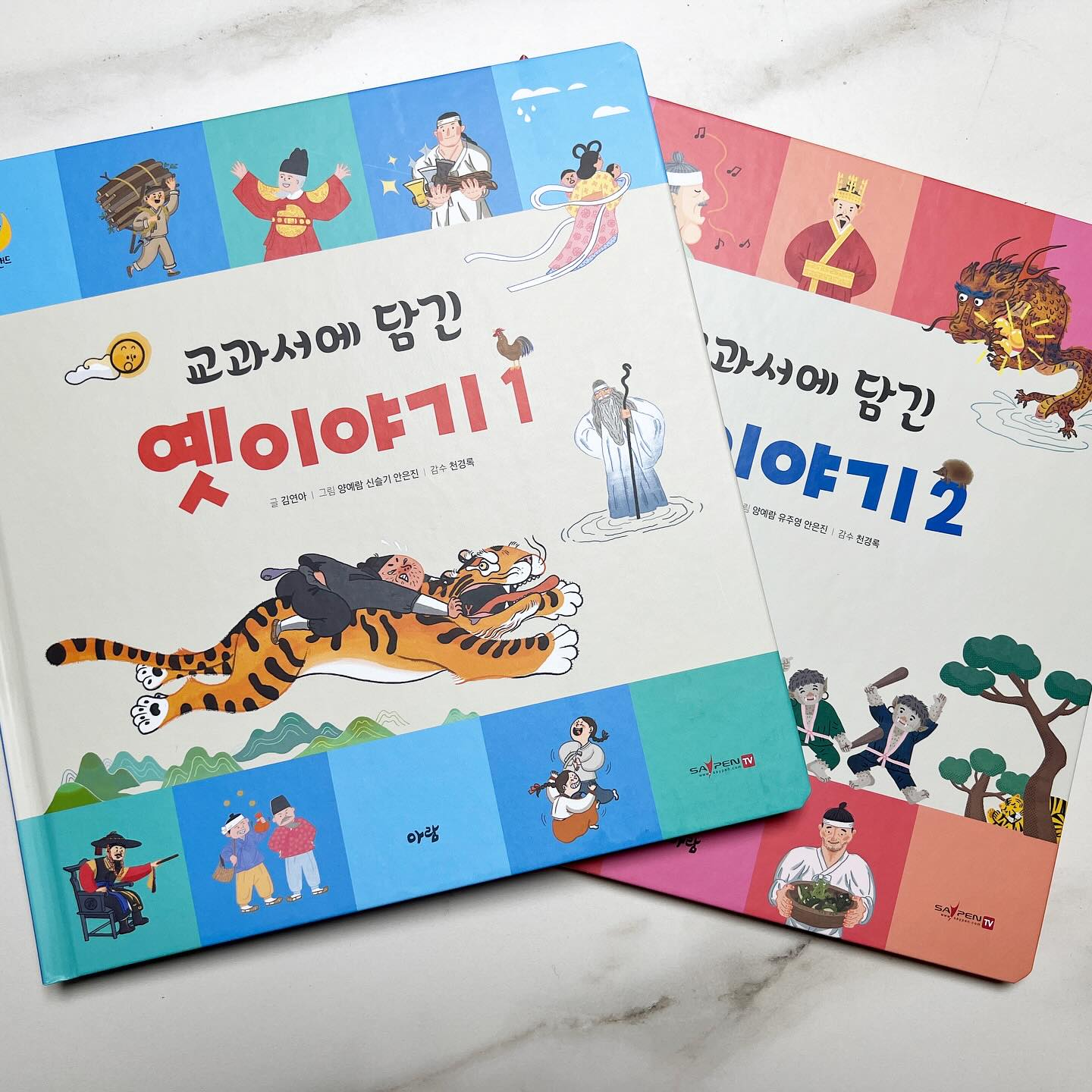 #도서제공 
#전집완독성공✌🏻

사진에 보이는 교과 연계 모음집을 마지막으로 
전래동화 #호호랜드 드디어 완북 성공 했습니다!

올해가 가기전에 하려나 했던 완북 미션을 
31일에 마무리 짓고 
약속했던대로..
서점가서 흥청망청 책을 사주었네요 

사실 빰이 5세말에 제가 사랑하던 그북의 꽃할망을 사줬었는데 
정말.. 뭐가 문제였던 것인지 
반도 못읽고 제가 3년 참다가 방출했었어요 😭
그래서 그냥 이 아이는 전래는 시른가보다 했는데 
다행히 아람 호호랜드는 취저였나봅니다 

그림체가 다양하고 색감이 이쁜게 한몫한거 같아요😍
뭐라도 읽어서 다행이라며🥹

#고생했다 
#42권끄읏! 
#이제재독을해보쟈ㅋㅋㅋ
#엄마랑이제교훈찾기할시간 
#초등전집 #유아전집 #아람북스 #전래동화 #전래전집 #초등국어 #아람 #책스타그램 #전집추천