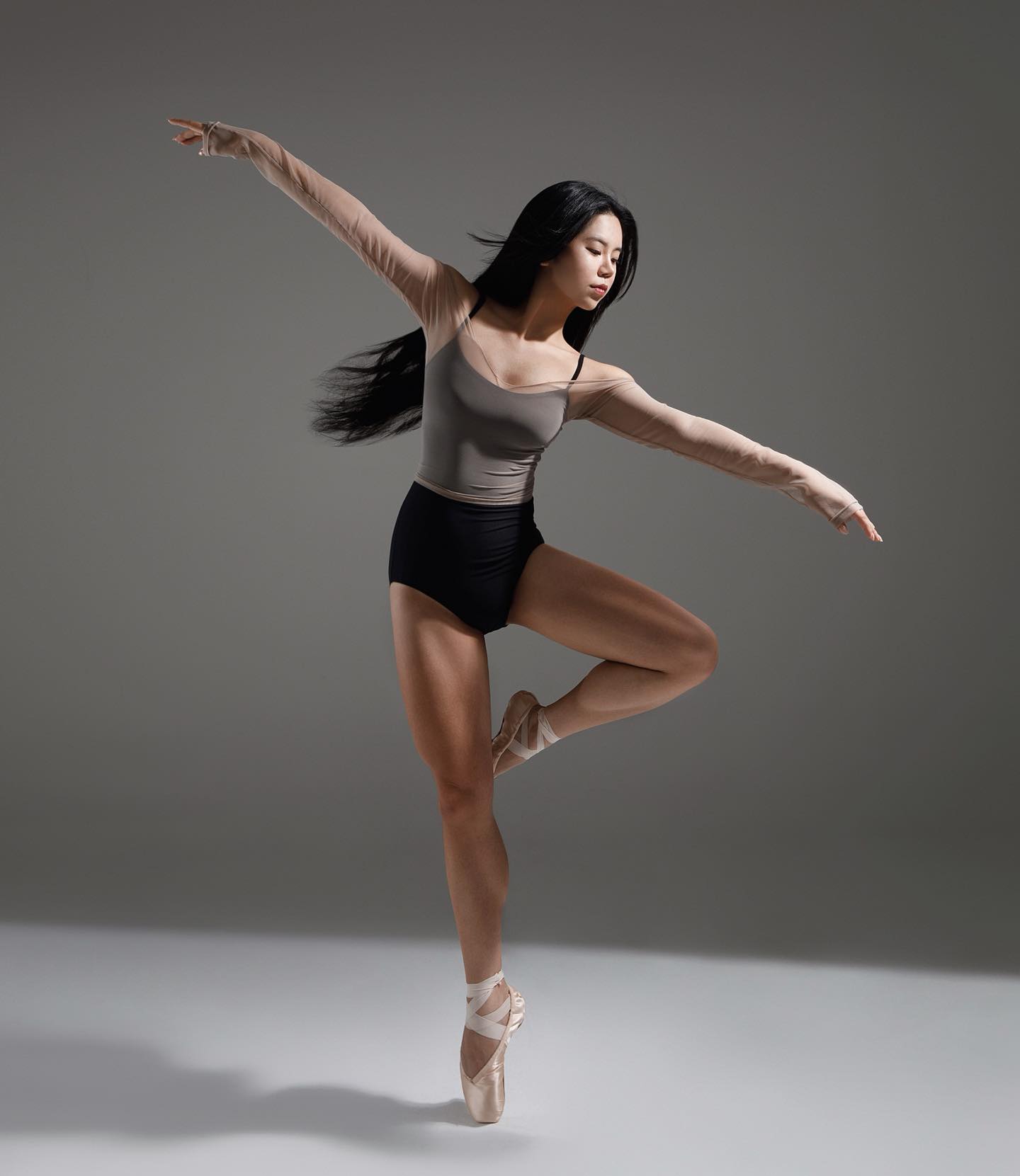 첫 발레프로필 🩰 atrc_ballet 
⠀
파세 자세가 멋지게 나와서 좀 뿌듯한 첫 프로필! 멋진 백조가 되는 그날까지 화이팅 🦢🤍
⠀
#ballet #balletphotography #balletbody #balletprofile #발레