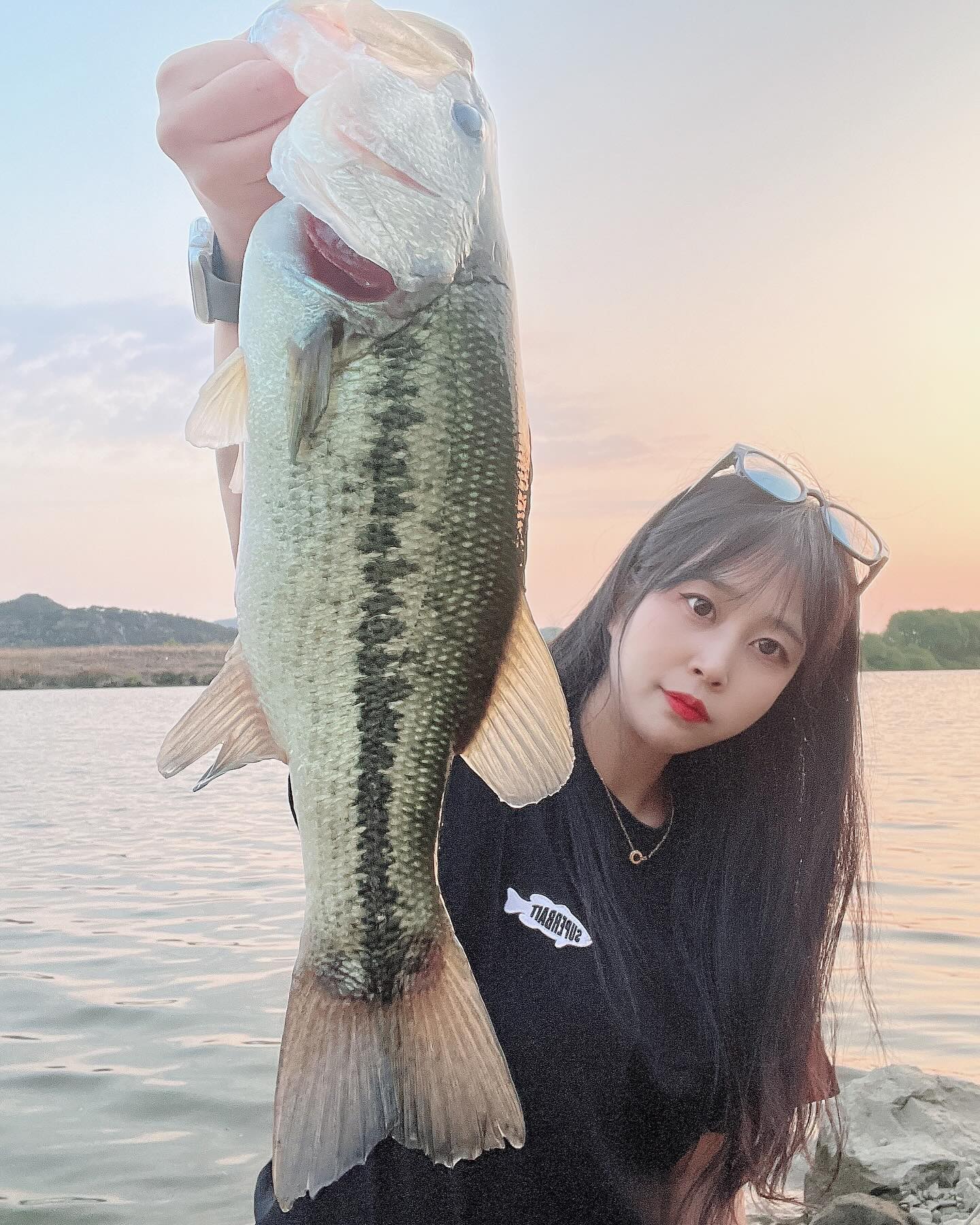 -
배스랑 투샷은 행복해 즐거웡ᕕ( ᐛ )

(혼자 사진찍는법 좀 알려줄 쌀암…🙋🏻‍♀️)
.
.
.
.
#배스 #배스낚시 #루어 #루어낚시 #빅원 
#낚시하는여자 #일상 #소통  #민물낚시 
#バス #バス釣り #ルアー 
#daily #fishing #bass #bassfishing #bassangler 
#angler  #lure #lurefishing #bigone