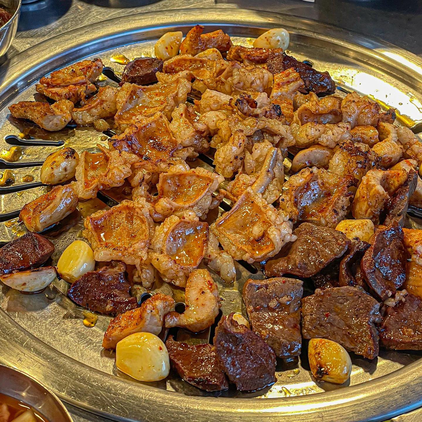 서울 근교 양대창전문점! #기와집양대창센타
이모님들이 양대창을 진짜 야무지게 구워주시는 곳!! 🥢

대창을 다른 곳과 다르게 쫙쫙 펴서 구워주는데
먹기 넘 편하고 더 고소한 느낌이야!
친절은 잘 모르겠는데 🙄 흐름이 끊기지 않는건 진짜 최고..

각자 푸파찍을 수 있도록 상추겉절이랑 동치미는
인당 기본으로 세팅해줘 🤤🍴
서비스로 간천엽도 왕창 주심!
천엽 맨날 보기만 하고 첨 먹어봤는데 괜찮은 듯.

기와집은 양 푸짐한데 맛까지 좋아서 강추.
요즘 같은 날에는 한쪽 문도 개방하는데
선선한 바람이 들어와 야외 분위기도 나고 좋았어.
서울에서 잠깐 떨어져 있는데도 놀러 온 느낌 나더라.

조만간 또 방문하고 싶은 곳!! ❤️‍🔥🕺🏻
#하남맛집 #양대창맛집 #서울근교맛집

📍 기와집양대창센타 본점
경기 하남시 감일남로 16 1층

💳
- 양 340g 41,000
- 잔치국수(대) 7,000
->> 상세내역 기억안남. 4인 총 20만원 나옴!