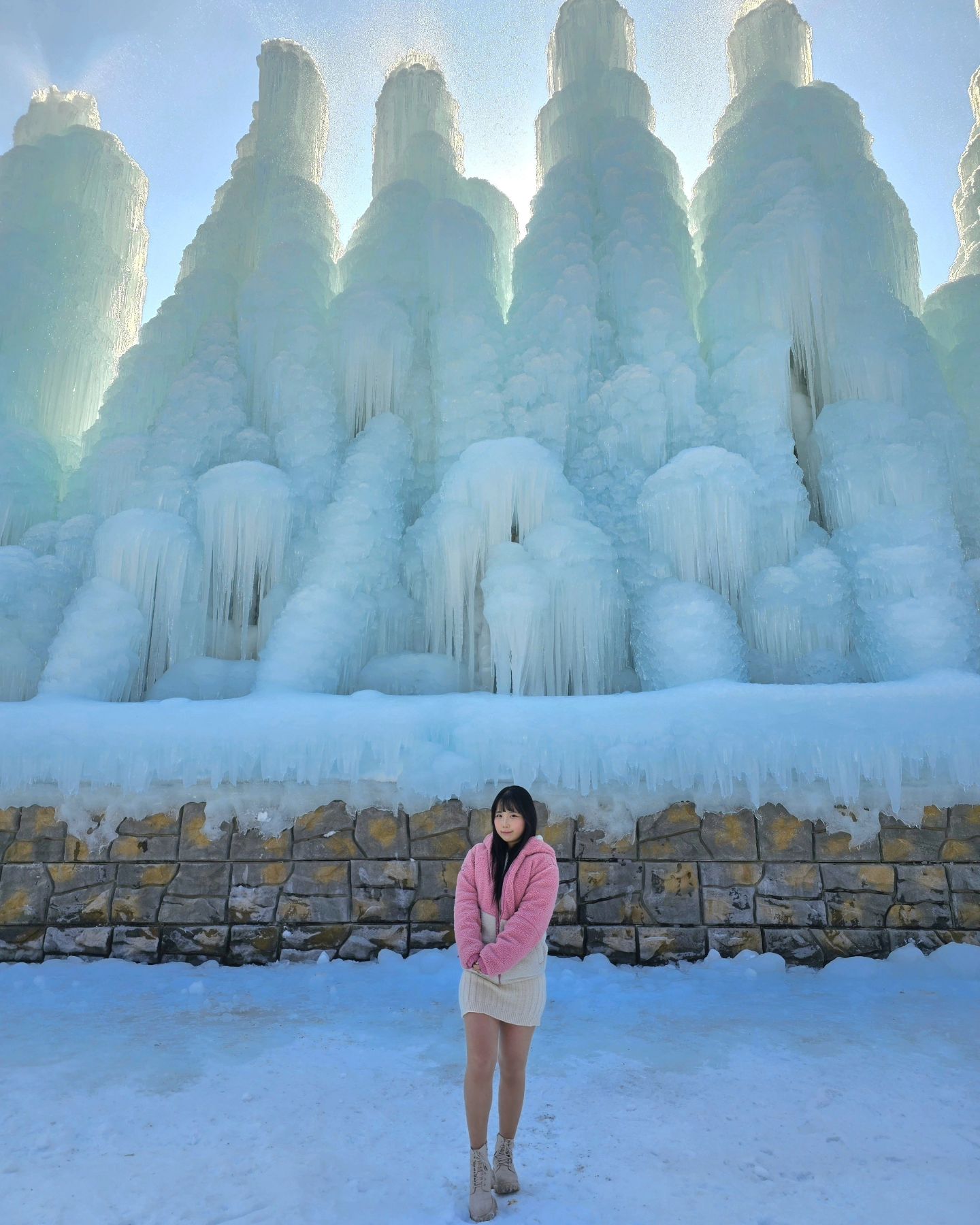 ❄️

겨울을 겨울답게 즐길 수 있는 곳,
청양에 <칠갑산 얼음분수 축제>에 다녀왔어요!

다양한 얼음 조각상과 빙벽이 넘 아름답고
눈썰매, 군밤 굽기, 이글루&동굴 체험, 짚트랙 등등
다채로운 겨울체험을 할 수 있어 좋았어요!!

주말 가족여행으로 청양 얼음축제에 가보세요 💙

.

📍청양 알프스마을
- 충남 청양군 정산면 천장호길 223-35
- 얼음축제기간: 2024. 02. 19까지
- 09:00 ~ 22:00 (주말, 공휴일 21:00)
- 입장료: 9,0
- 네이버 예약하면 썰매를 할인된 가격으로 이용 가능

.

#청양여행 #알프스마을 #겨울축제 #얼음축제 #청양 #칠갑산 #칠갑산얼음분수축제 #청양알프스마을 #청양얼음분수축제 #겨울나들이 #겨울여행 #가족여행