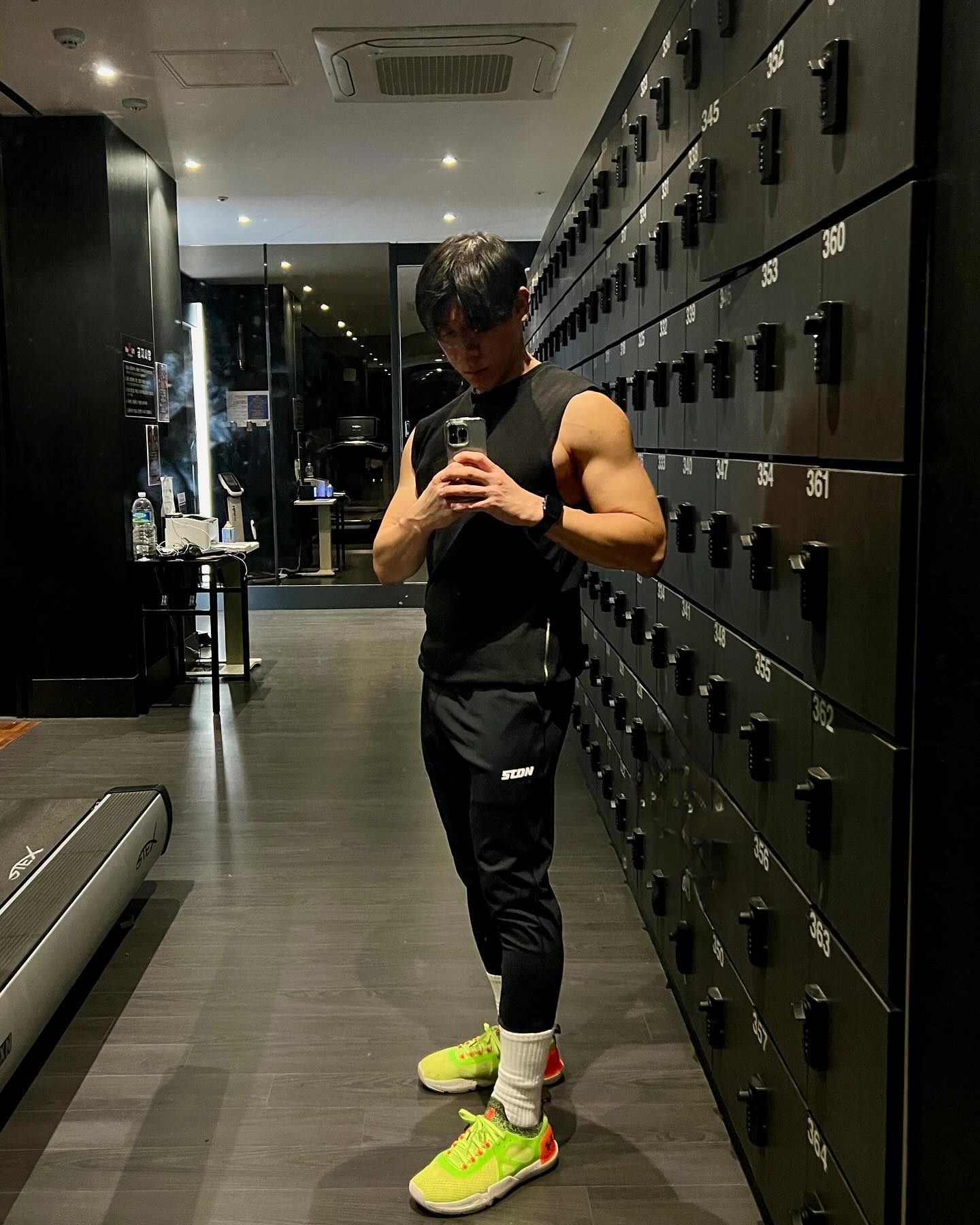 #협찬 

2023-11-30 바디캘린더 669번째 운동 일지

🦵🏻스테디니스 올데이 컴포트 조깅스 제품입고 하체 완료 
🏋🏻하체하는날은 레깅스처럼 쫀쫀한 운동복 입어줘야 강력하게 득근 가능‼

☑️ Leg day
1️⃣ 하체하는날 맨몸운동 집중해서 진행
2️⃣ 데드리프트 빡시게 완료하고 스쿼트도 할랫는데 최고무게서 힘빠짐 😭
3️⃣ 핵스쿼트로 운동 마무리 
4️⃣ Outer Thigh 몬스터글루트 간만에 진행

107분 31세트 17.6톤

데드리프트: 스티프, 하체
웜업 20kg 15회
웜업 20kg 15회
웜업 20kg 15회

힙 어브덕션: (아웃 싸이), 머신
웜업 61kg 12회
웜업 61kg 12회
웜업 61kg 12회

(슈퍼세트) 레그 익스텐션
웜업 40kg 12회
웜업 54kg 12회
1세트 61kg 10회
2세트 68kg 10회
3세트 68kg 10회
4세트 68kg 10회

(슈퍼세트) 레그 컬: 스탠딩, 머신
웜업 0kg 12회
1세트 12kg 10회
2세트 18kg 10회
3세트 18kg 10회
4세트 18kg 10회

데드리프트: 컨벤셔널, 하체
1세트 60kg 8회
2세트 100kg 8회
실패 140kg 1/6회
4세트 120kg 6회
5세트 120kg 6회
6세트 120kg 6회

스쿼트: 바벨
웜업 20kg 15회
웜업 60kg 10회
1세트 80kg 8회
실패 90kg 5/8회

핵 스쿼트: 리버스
1세트 80kg 10회
2세트 120kg 10회
3세트 140kg 8회
4세트 140kg 8회
5세트 160kg 8회
6세트 160kg 8회

힙 어브덕션: Outer Thigh 몬스터글루트
1세트 40kg 12회
2세트 40kg 12회
3세트 40kg 12회
4세트 40kg 12회

크런치
1세트 20회
2세트 20회

크런치: 사이드
1세트 20회
2세트 20회