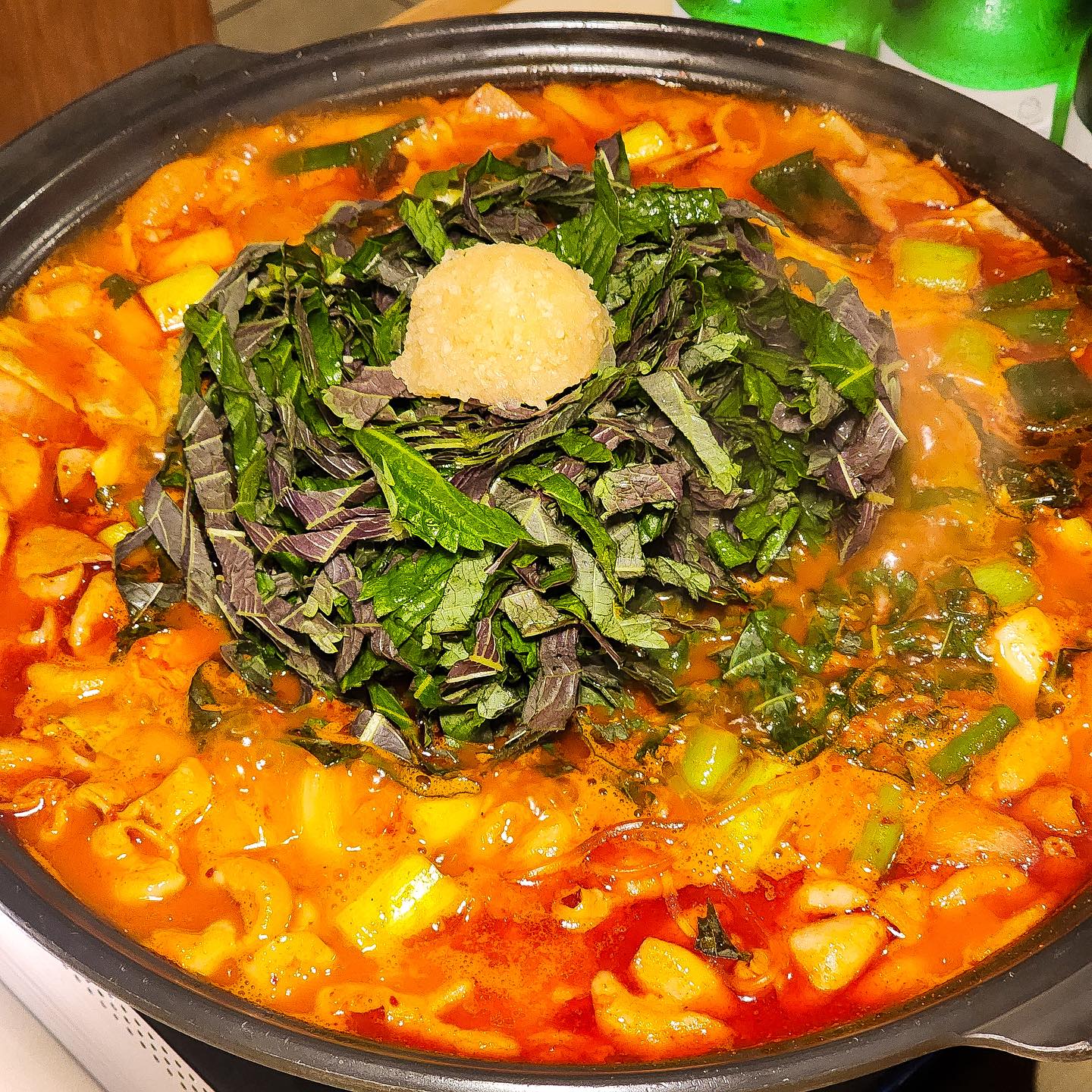 ‼️신당맛집 찾고있다면 팔로우‼️
#연해장

이렇게 깔끔하고 얼큰한 전골을 본 적 있는가?
메뉴도 많지 않고 단일메뉴로 승부를 보는 집이면 말 다했지
솔직히 이집 가면 전 메뉴 다 시켜주긴 해야해요-!!

그래도 다 먹을수 있어요! 누가? 내가~!
곱창들도 누린내 하나 없이 엄청 부드럽고
묵찬에다가 부어서 먹으면 진짜 …하 진짜 신의 한 수라구요-!

여기에 한국인들의 국룰 K-디저트 볶음밥으로 마무리해주면
숟가락을 절대 놓지 못해요😭😭😭누가 나 좀 말려주세요

—————————————————————
💰돼지곱창전골 (중) 35,000원
💰묵은지말이 6,000원
💰감자전 16,000원
💰묵은지곱창 볶음밥 10,000원

📍연해장
📍12:00-22:00
📍서울 중구 다산로44길 90 1층 연해장
—————————————————————
#신당맛집 #신당역맛집추천 #곱창전골맛집 #곱창전골맛집추천 #한식맛집 #묵은지말이 #돼지곱창전골 #감자전🥔 #중구맛집 #고빵누나_중구